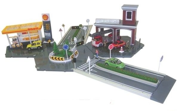 Автозаправка Shell с бензовозом и джипом на заправке Автозаправка Shell с бензовозом и джипом на заправке