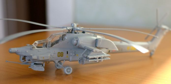 Сборная модель вертолета Ми-28 для склеивания.