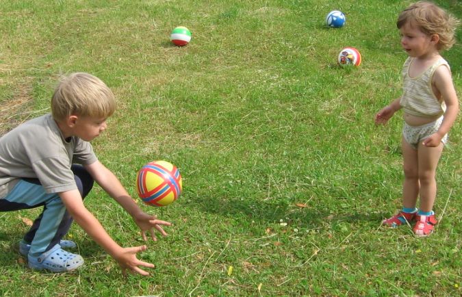 Игры мяч мальчик. Мяч для детей. Мальчик играет в мяч. Дети играют в мяч. Игры с мячом для улицы летом для детей.
