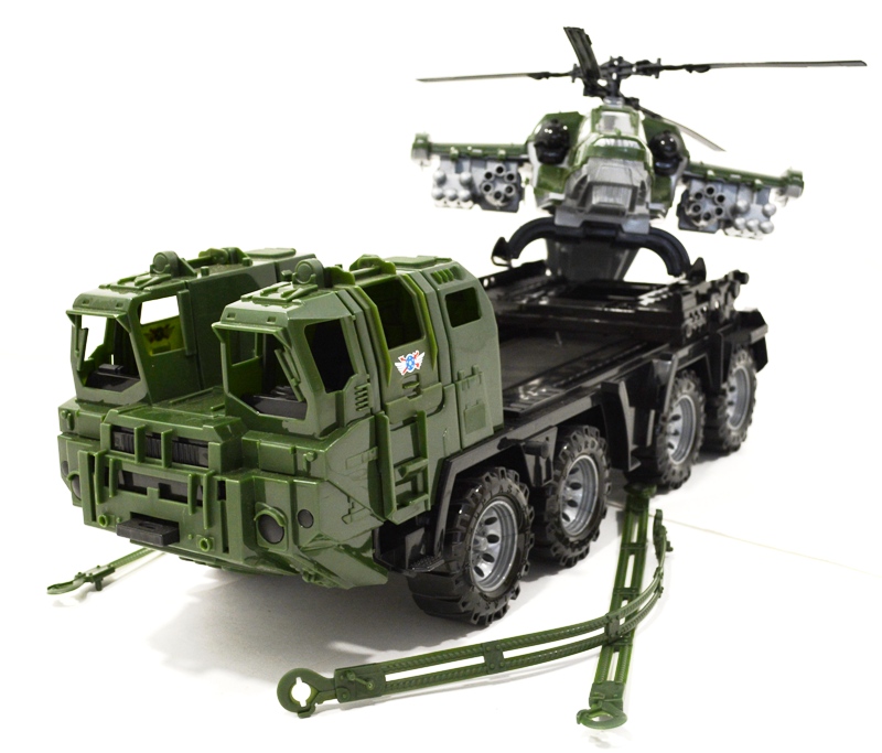 военный тягач с вертолетом