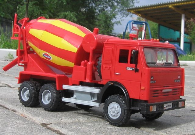 Синий камаз бетономешалка