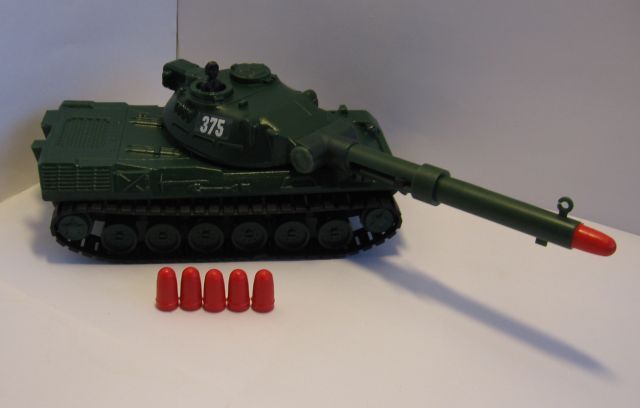 Купить стреляющий танк. Игрушка танк. Стреляющий танк игрушка. Советская игрушка танк стреляющий. Советская игрушка танк стреляющий пульками.
