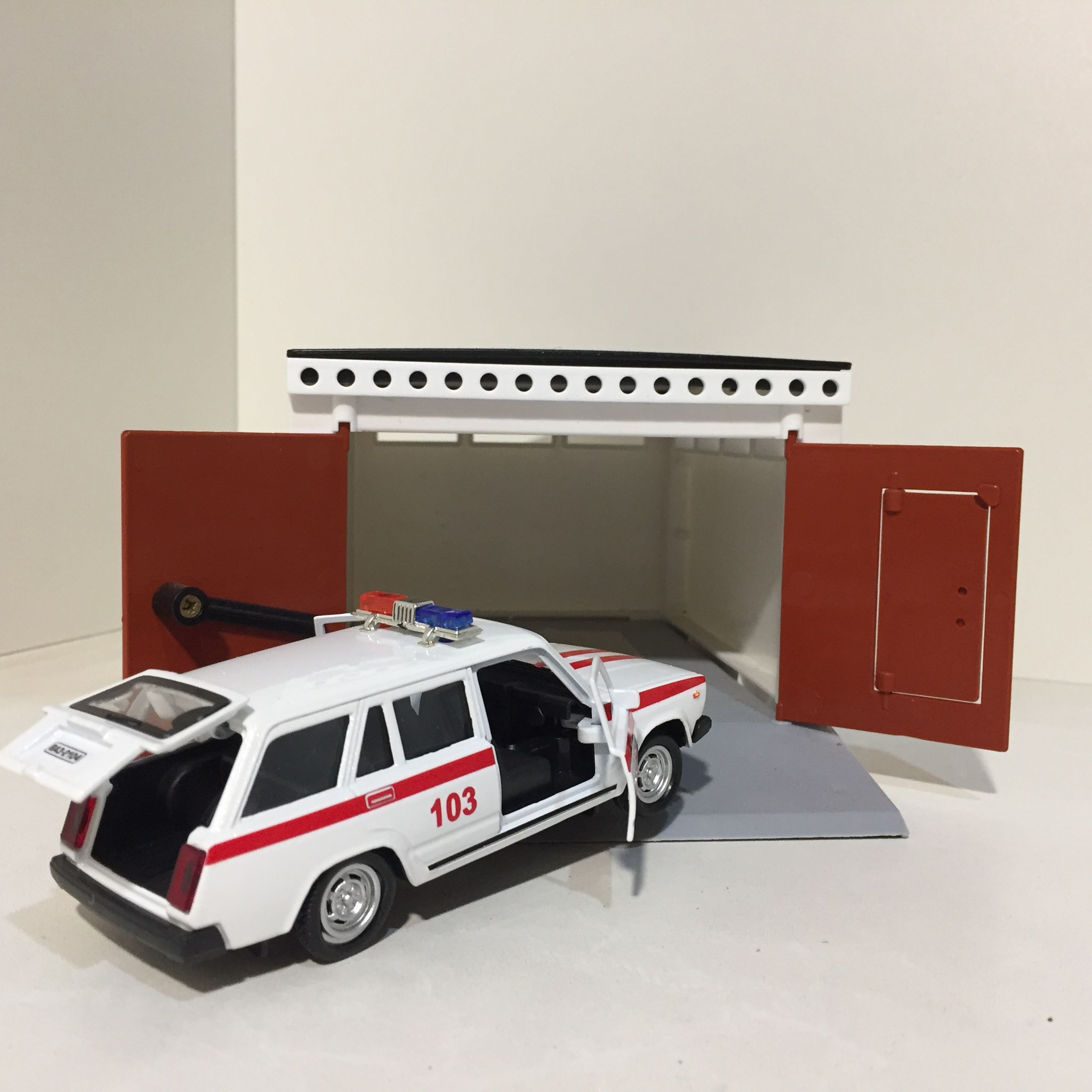 Гараж распашной и машинка скорая помощь 2104 - звук, металл, инерция, открытие дверей, багажника