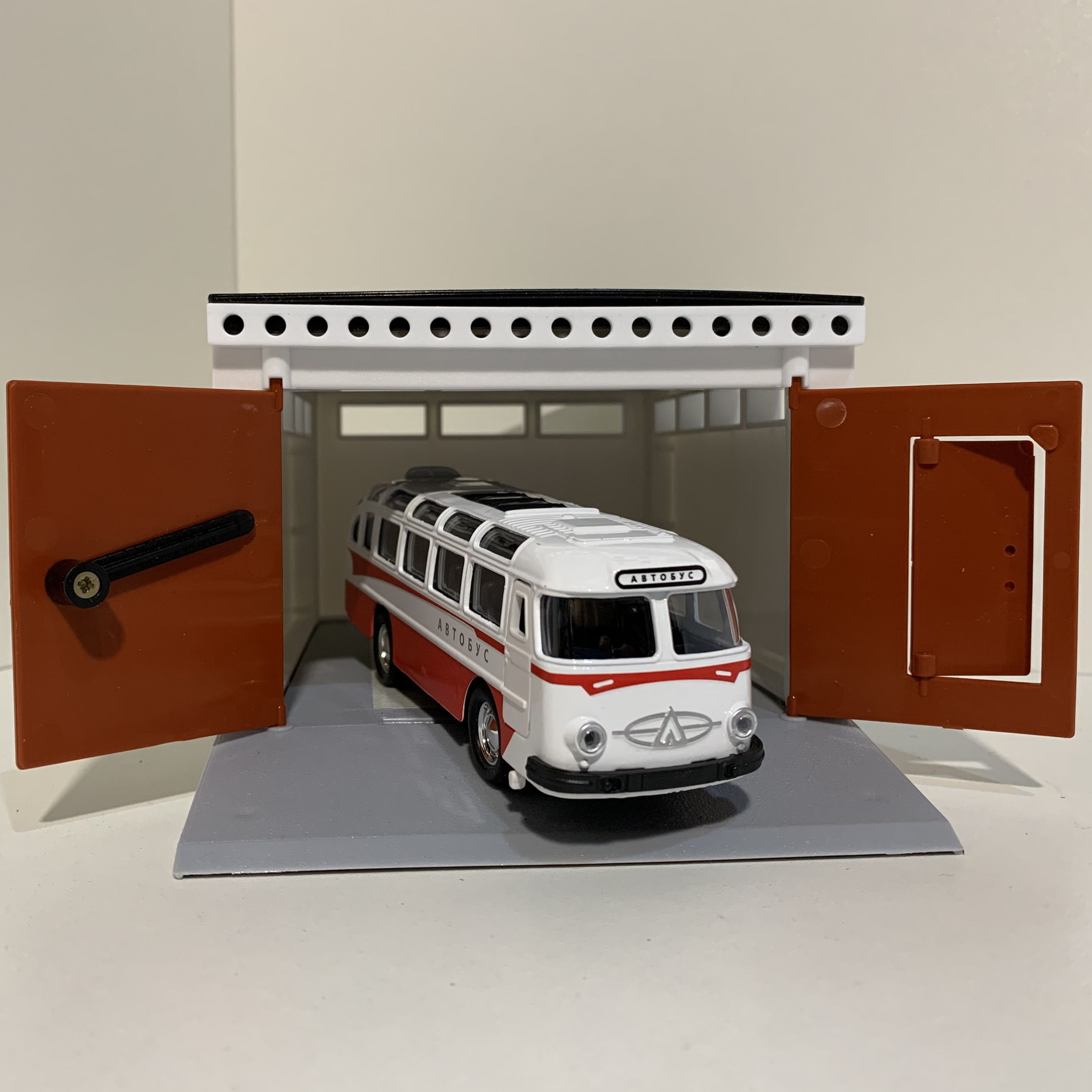 Детский гараж с распашными воротами и металлический инерционный ретро автобус ЛАЗ 695 красный