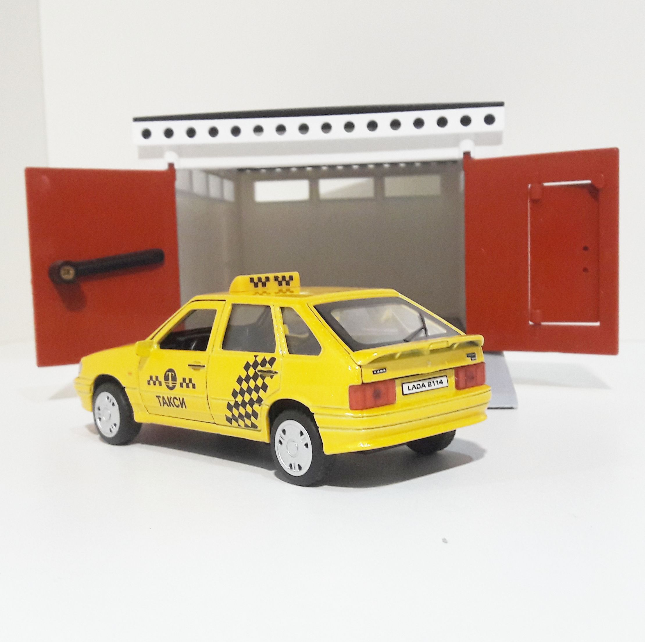 Гараж с распашными воротами и металлическая инерционная машинка ВАЗ 2114 с открывающимися дверями и багажником такси