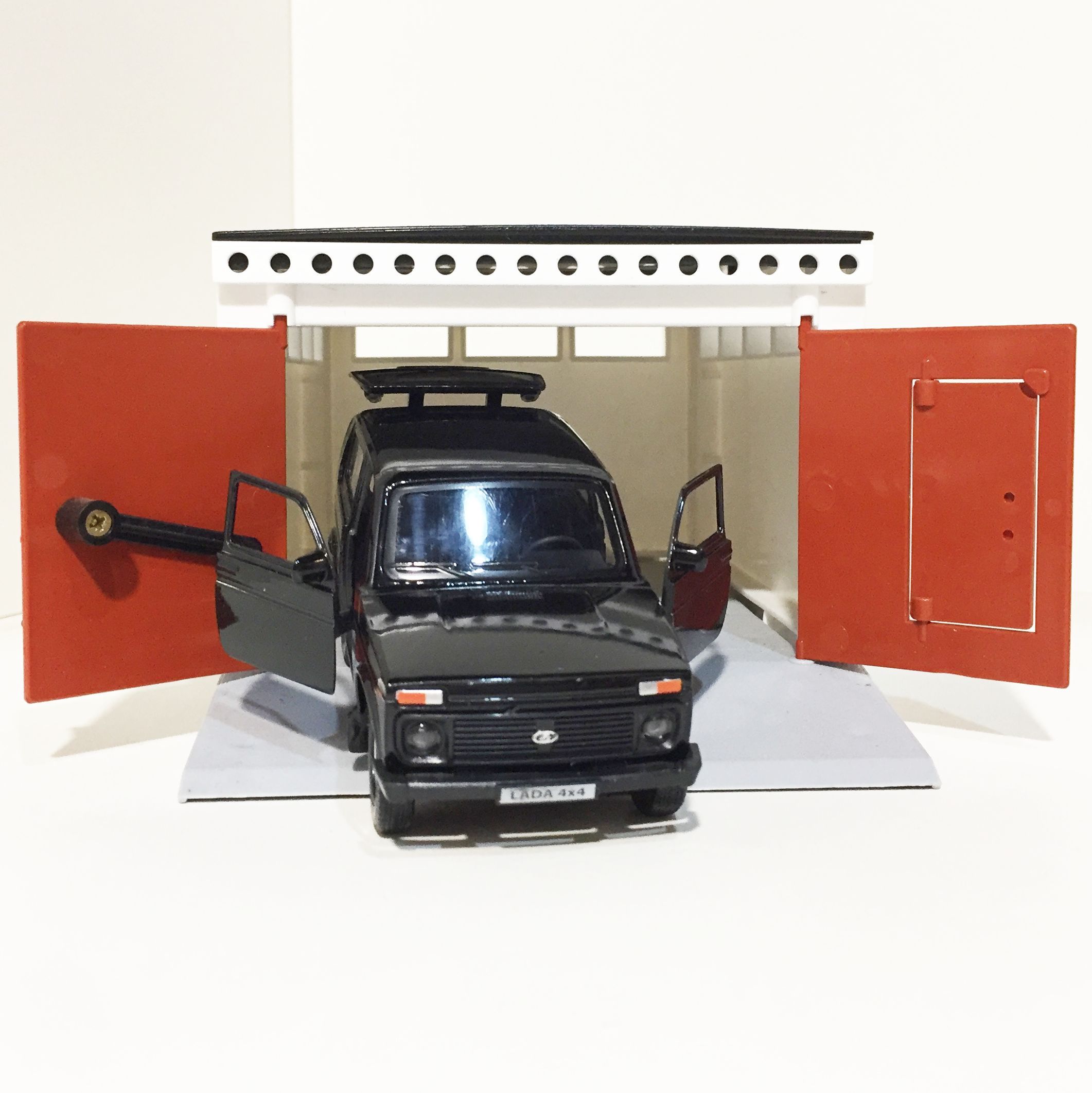Гараж с распашными воротами - Lada Niva 2121 черная - металл, инерция, открытие дверей, багажника