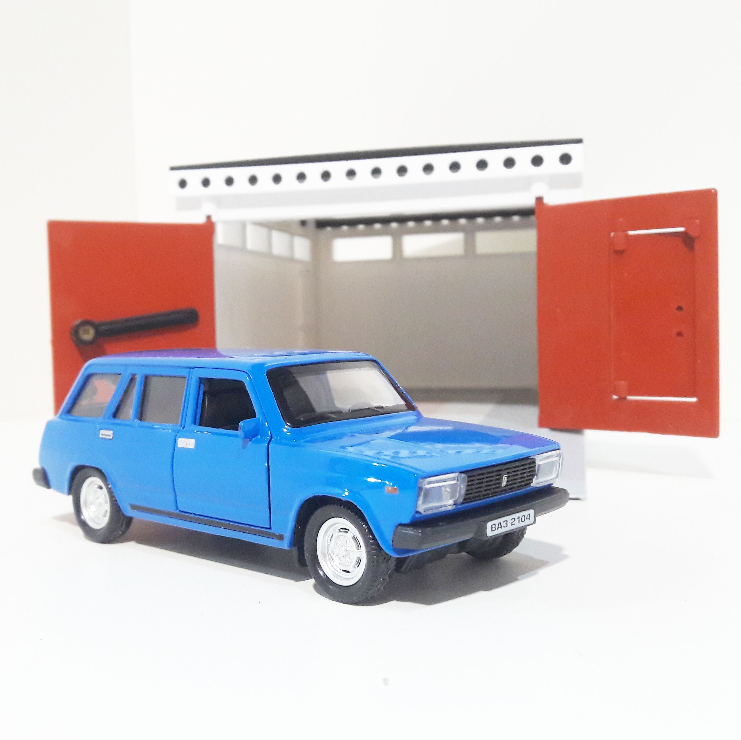 Игрушечный разборный гараж с распашными воротами 21 см и металлическая инерционная 12 см машинка 2104 с открывающимися дверями синяя