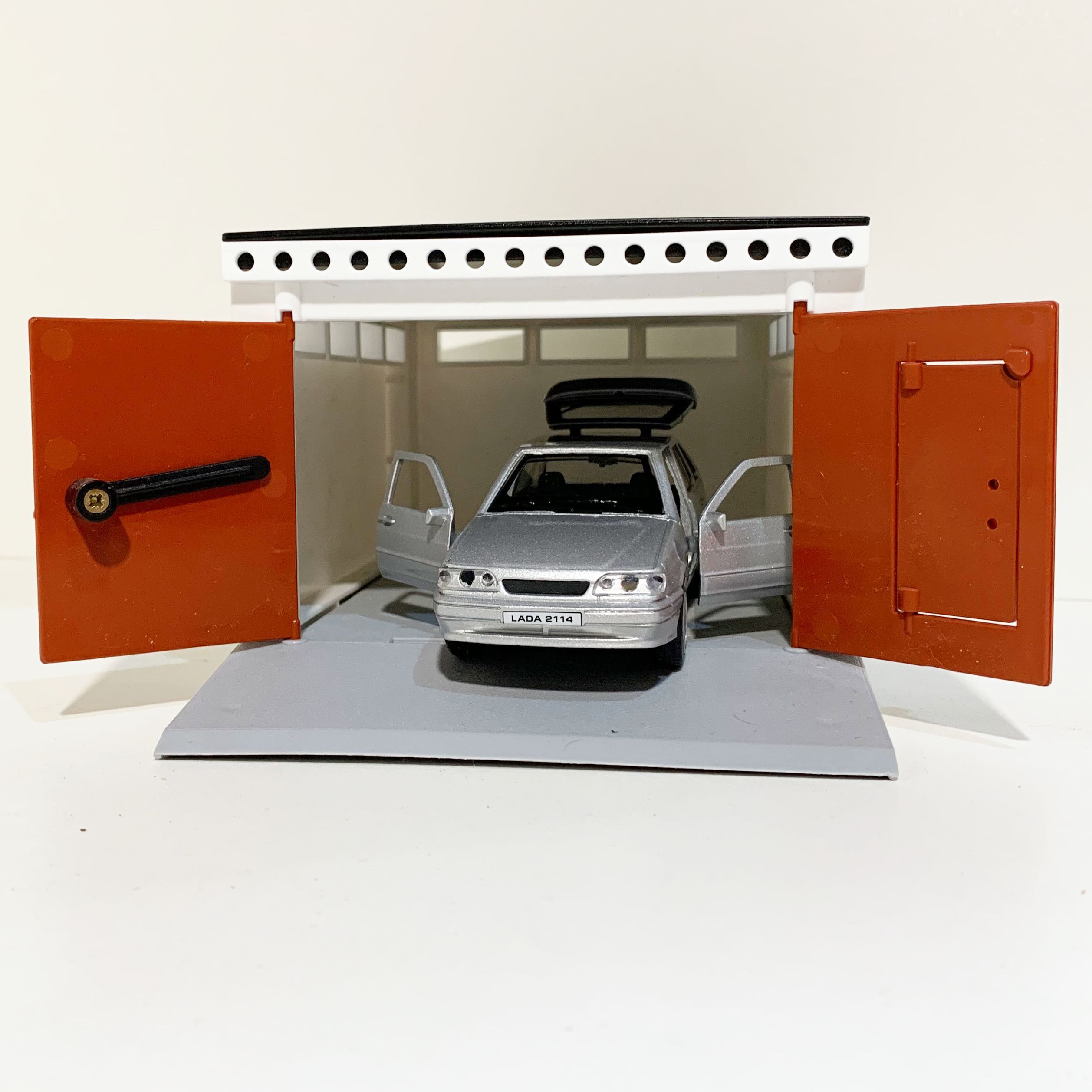 Гараж с распашными воротами и металлическая инерционная машинка ВАЗ 2114 с открывающимися дверями и багажником серебристая