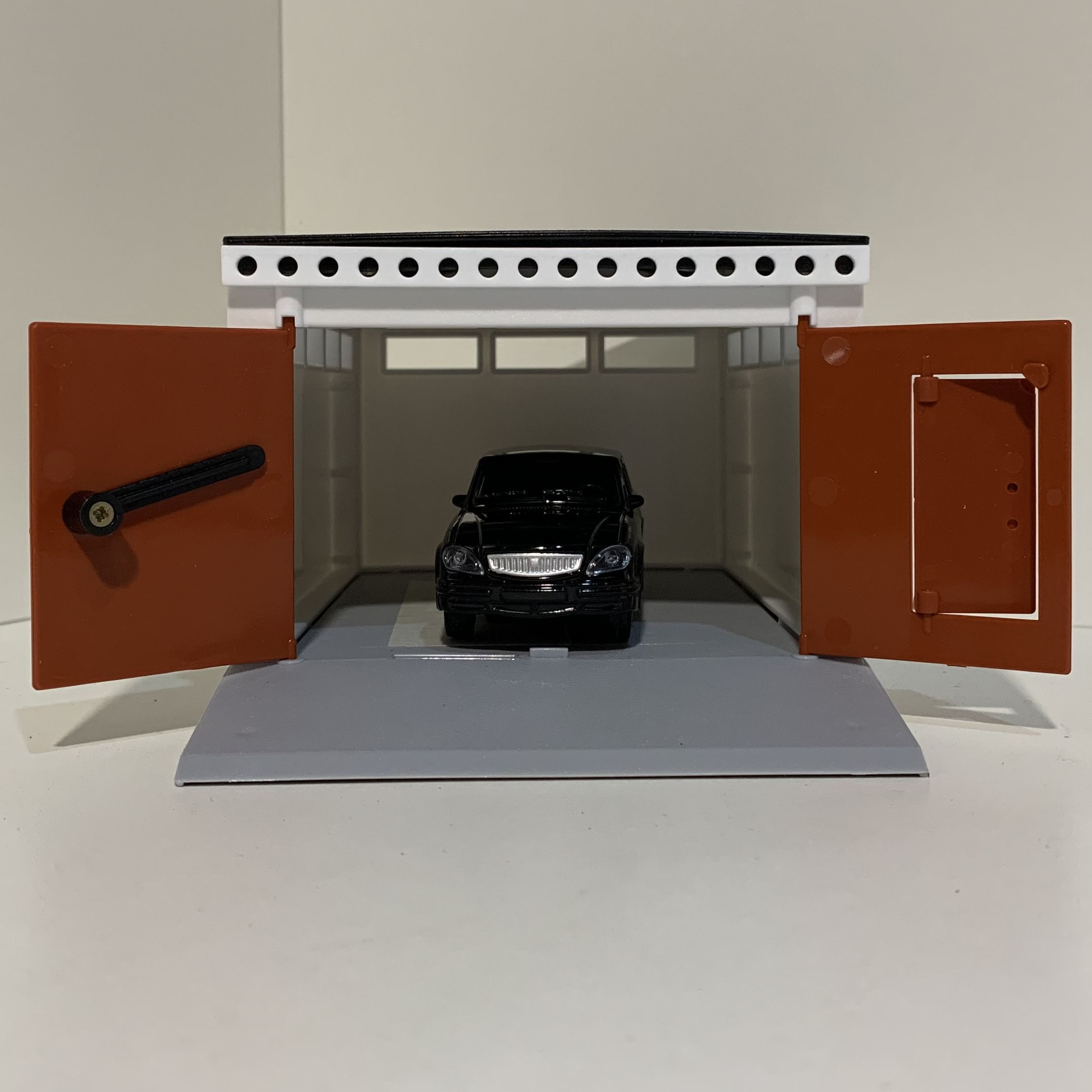 Гараж с распашными воротами и металлическая инерционная машинка Волга 3110 с 2-мя открывающимися дверями 12 см - черная