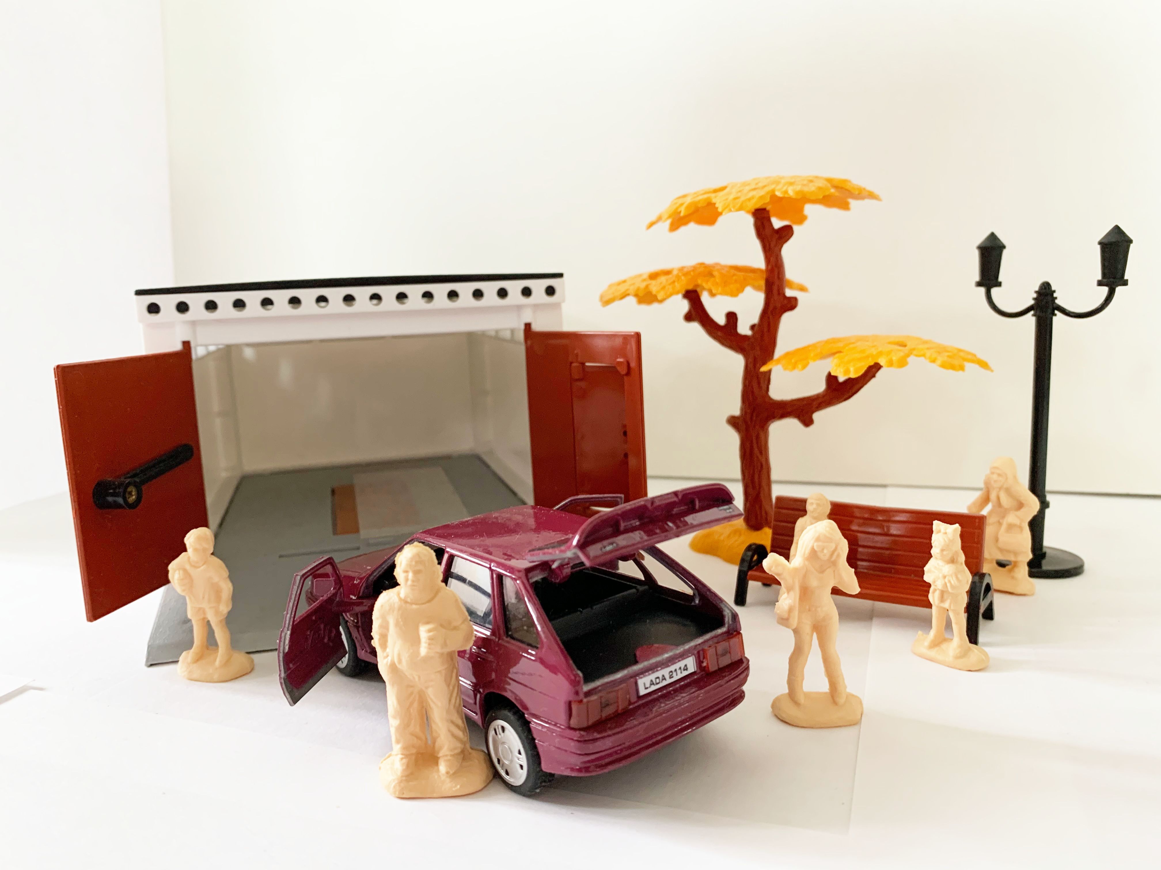 Гараж с распашными воротами и металлическая инерционная машинка ВАЗ 2114 с открывающимися дверями и багажником бордовая с 6-ю фигурками людей
