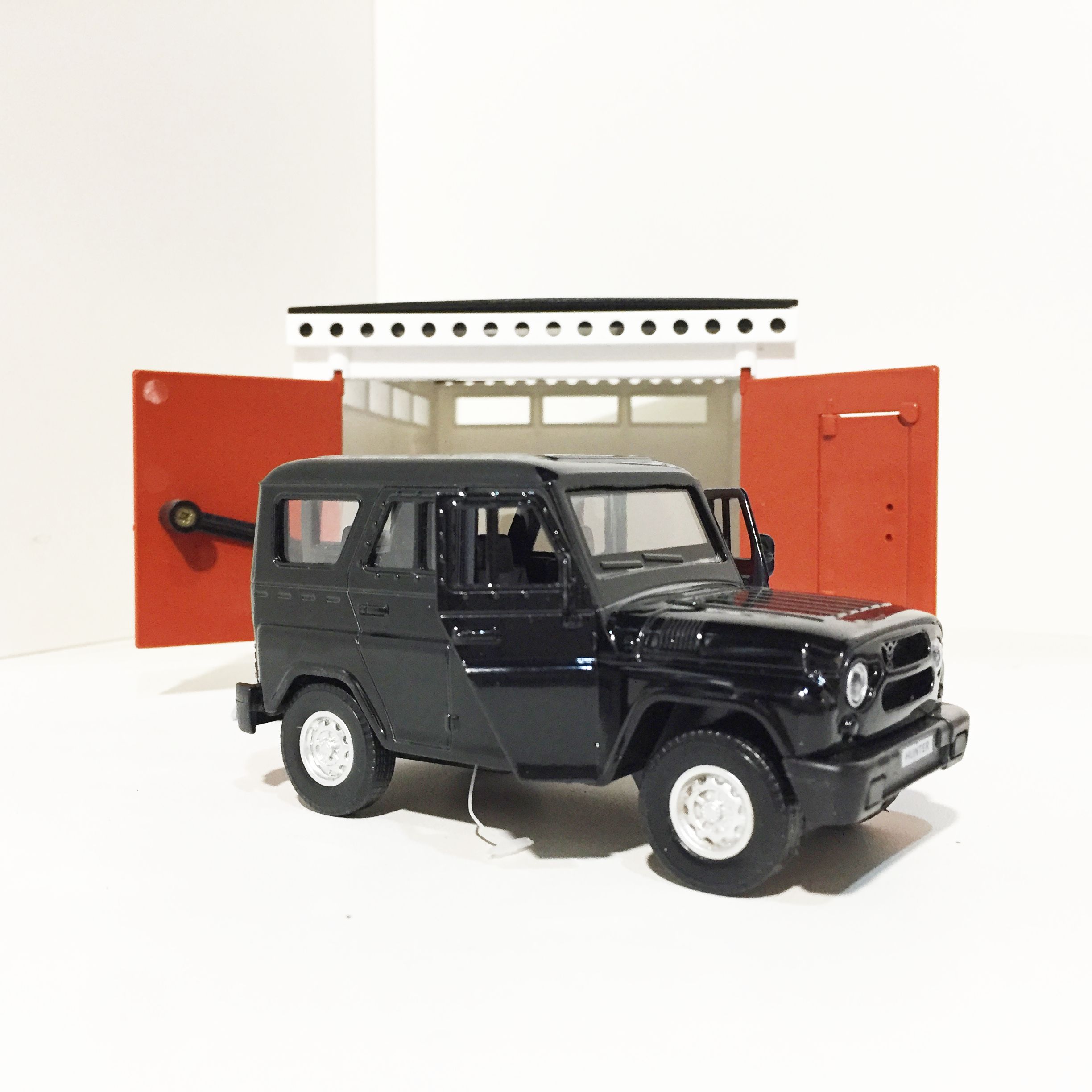 Гараж с распашными воротами - УАЗ Хантер черный - металл, инерция, открытие дверей, багажника