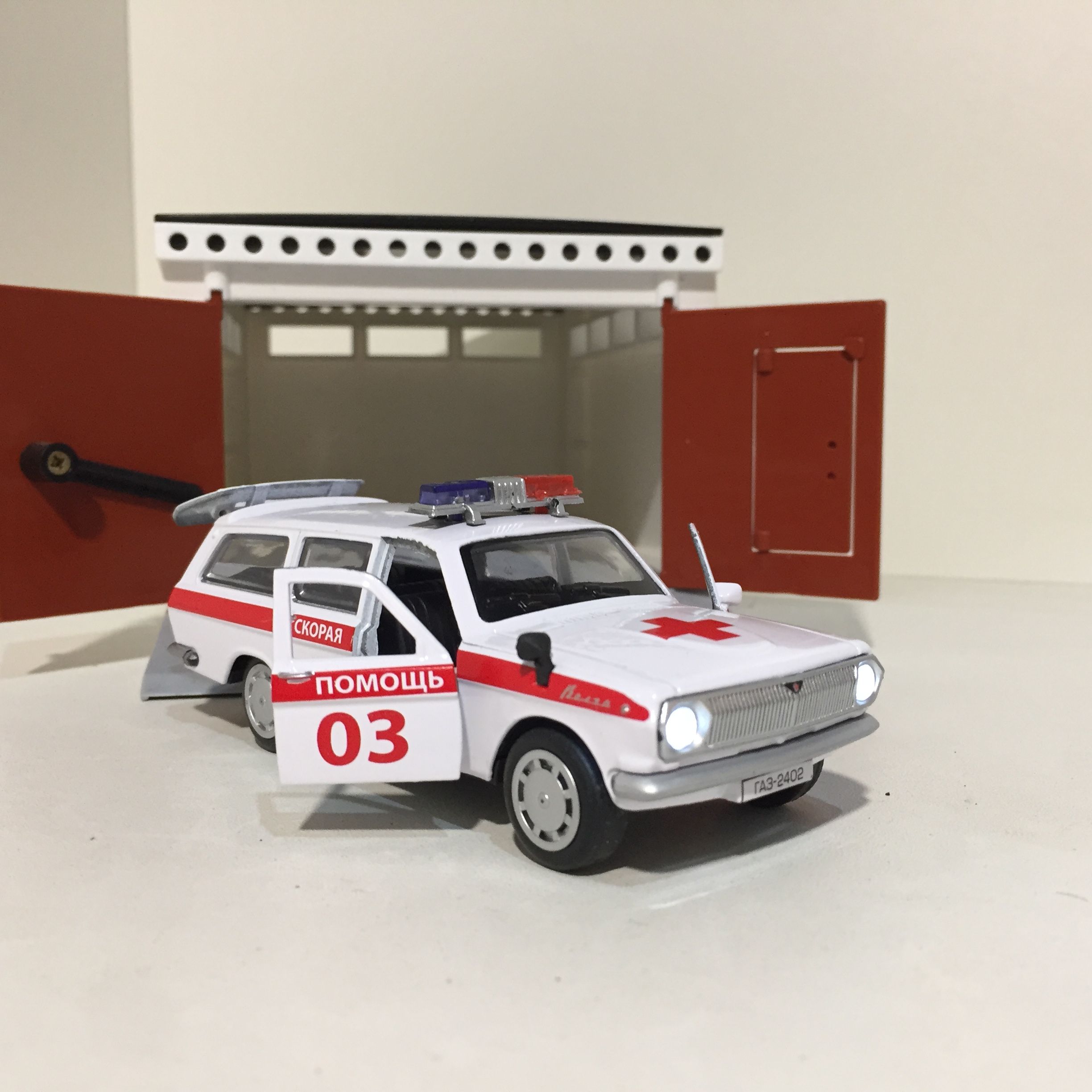 Гараж распашной и машинка скорая помощь Волга 2402 - звук, металл, инерция, открытие дверей, багажника