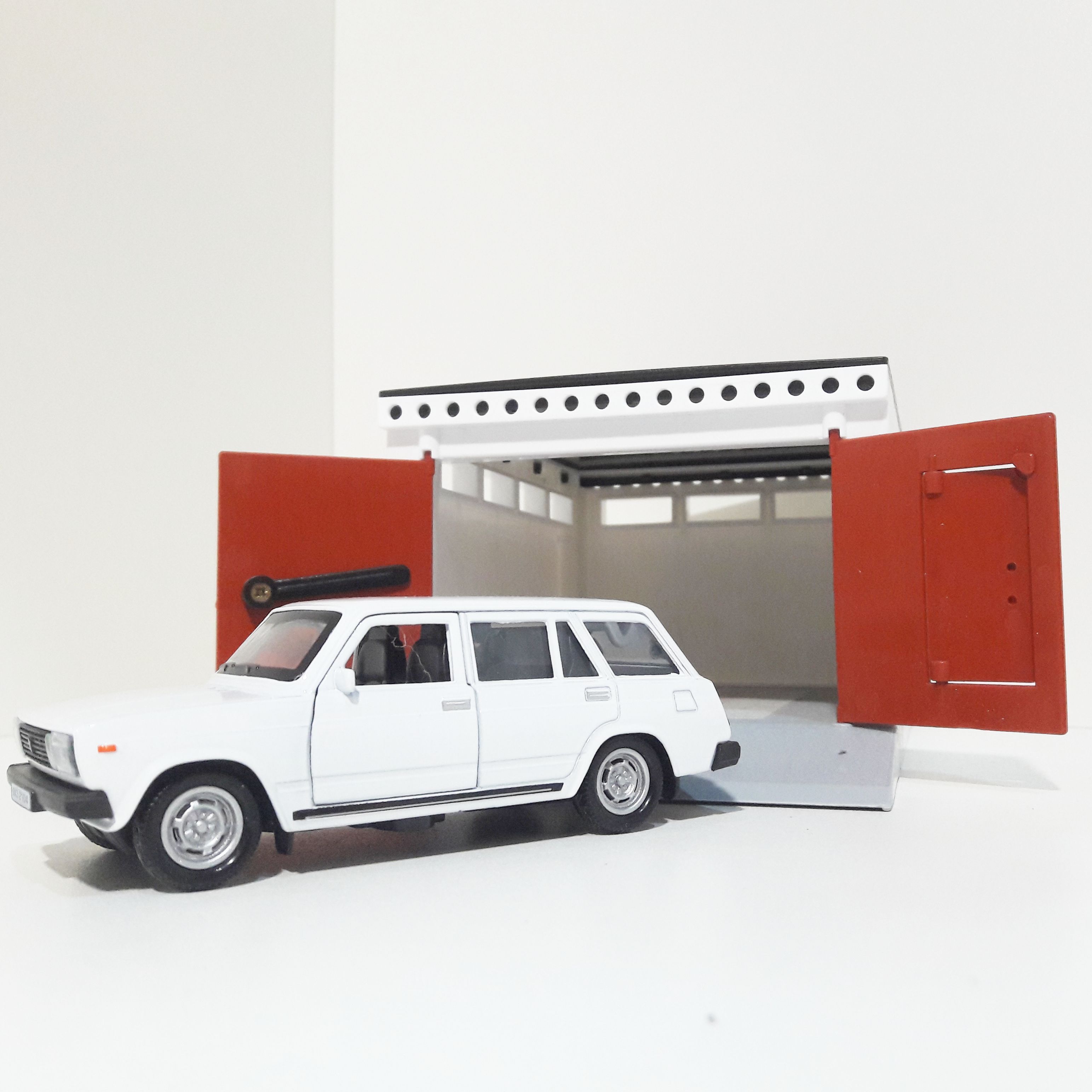 Игрушечный разборный гараж с распашными воротами 21 см и металлическая инерционная 12 см машинка 2104 с открывающимися дверями белая