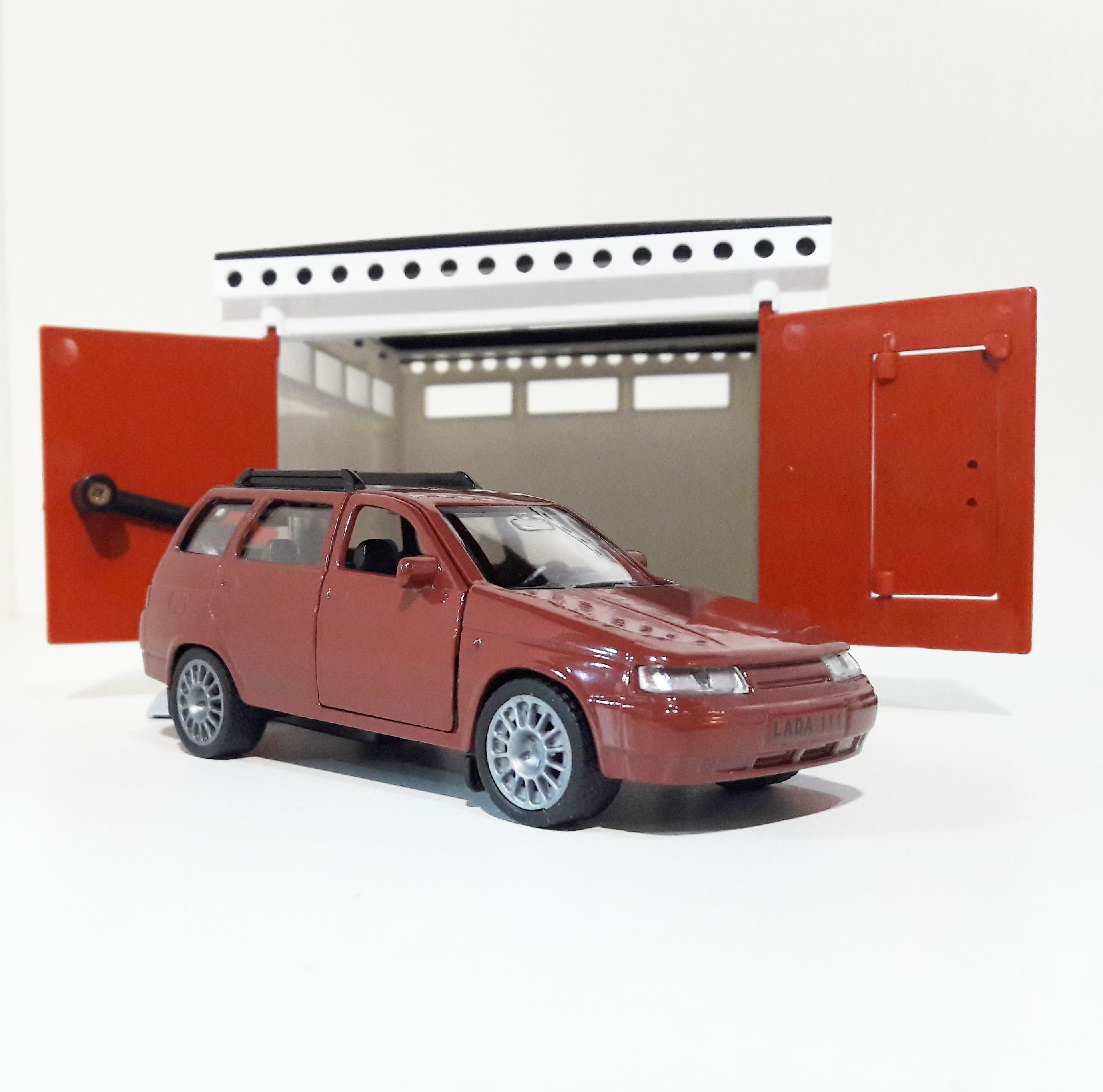 Гараж с распашными воротами и металлическая машинка универсал 2111 инерция, открывающиеся двери и багажник бордовая