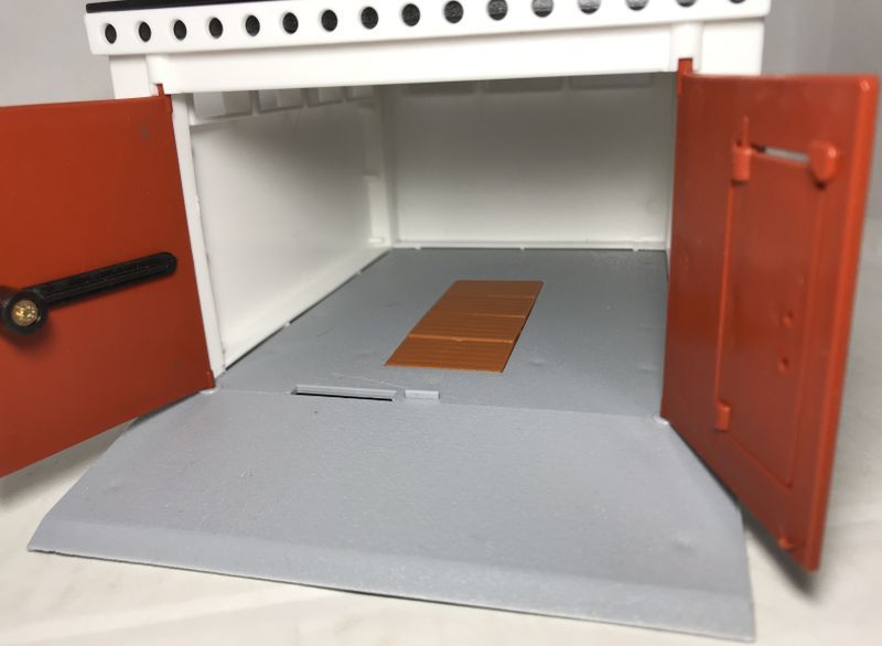 Гараж с распашными воротами и металлическая инерционная машинка ВАЗ 2106 с открывающимися дверями и багажником красная