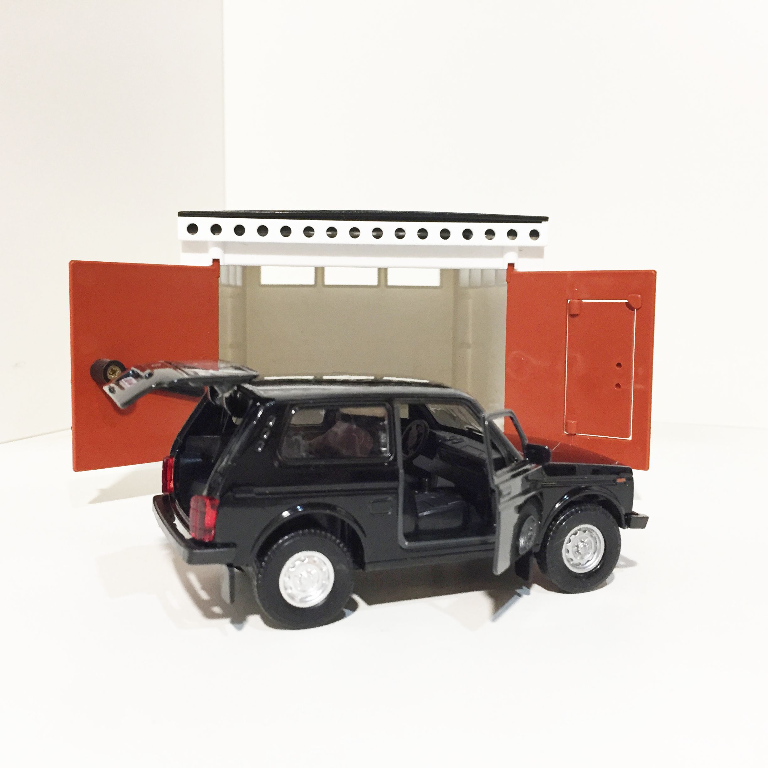 Гараж с распашными воротами - Lada Niva 2121 черная - металл, инерция, открытие дверей, багажника