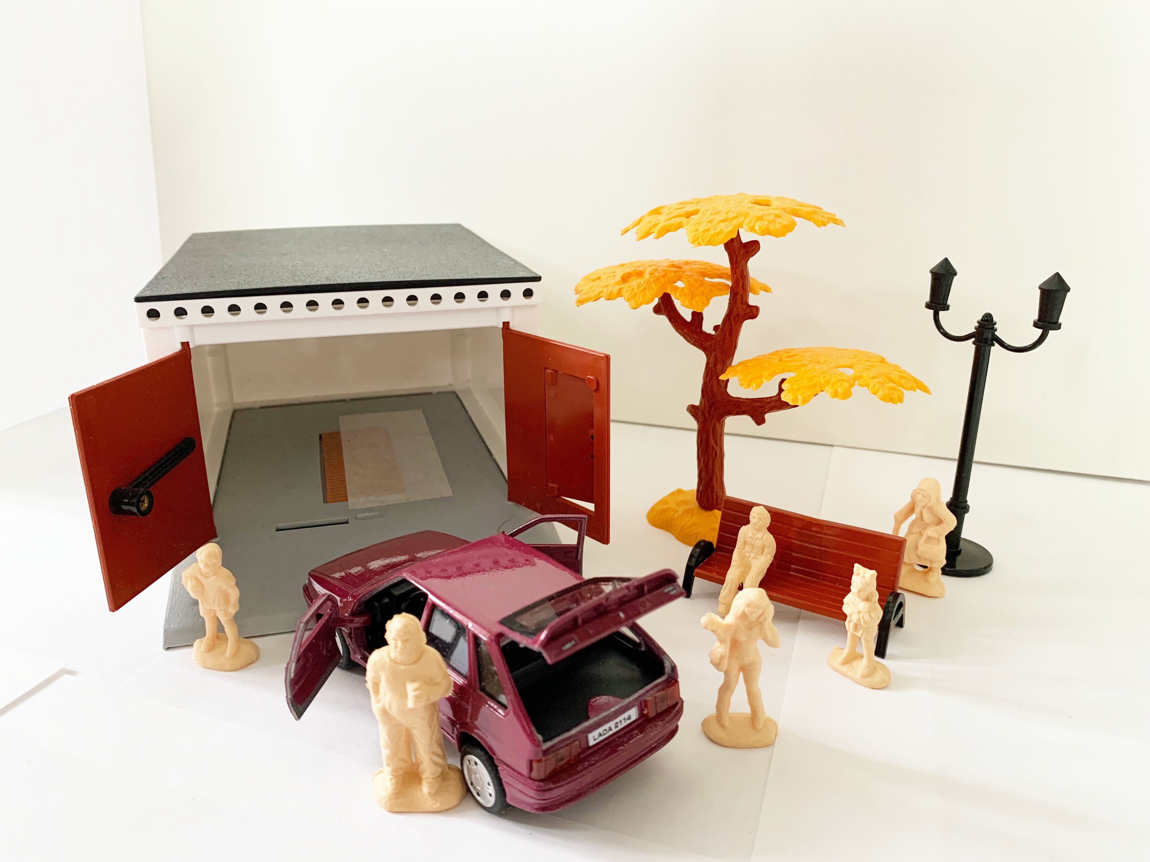 Гараж с распашными воротами и металлическая инерционная машинка ВАЗ 2114 с открывающимися дверями и багажником бордовая с 6-ю фигурками людей