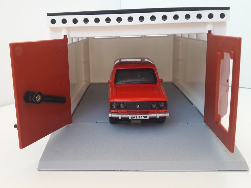 Гараж с распашными воротами и металлическая инерционная машинка ВАЗ 2106 с открывающимися дверями и багажником