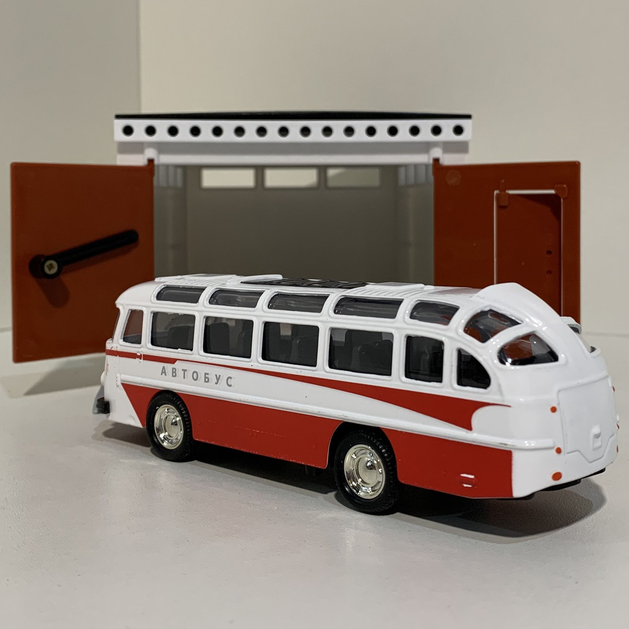 Детский гараж с распашными воротами и металлический инерционный ретро автобус ЛАЗ 695 красный