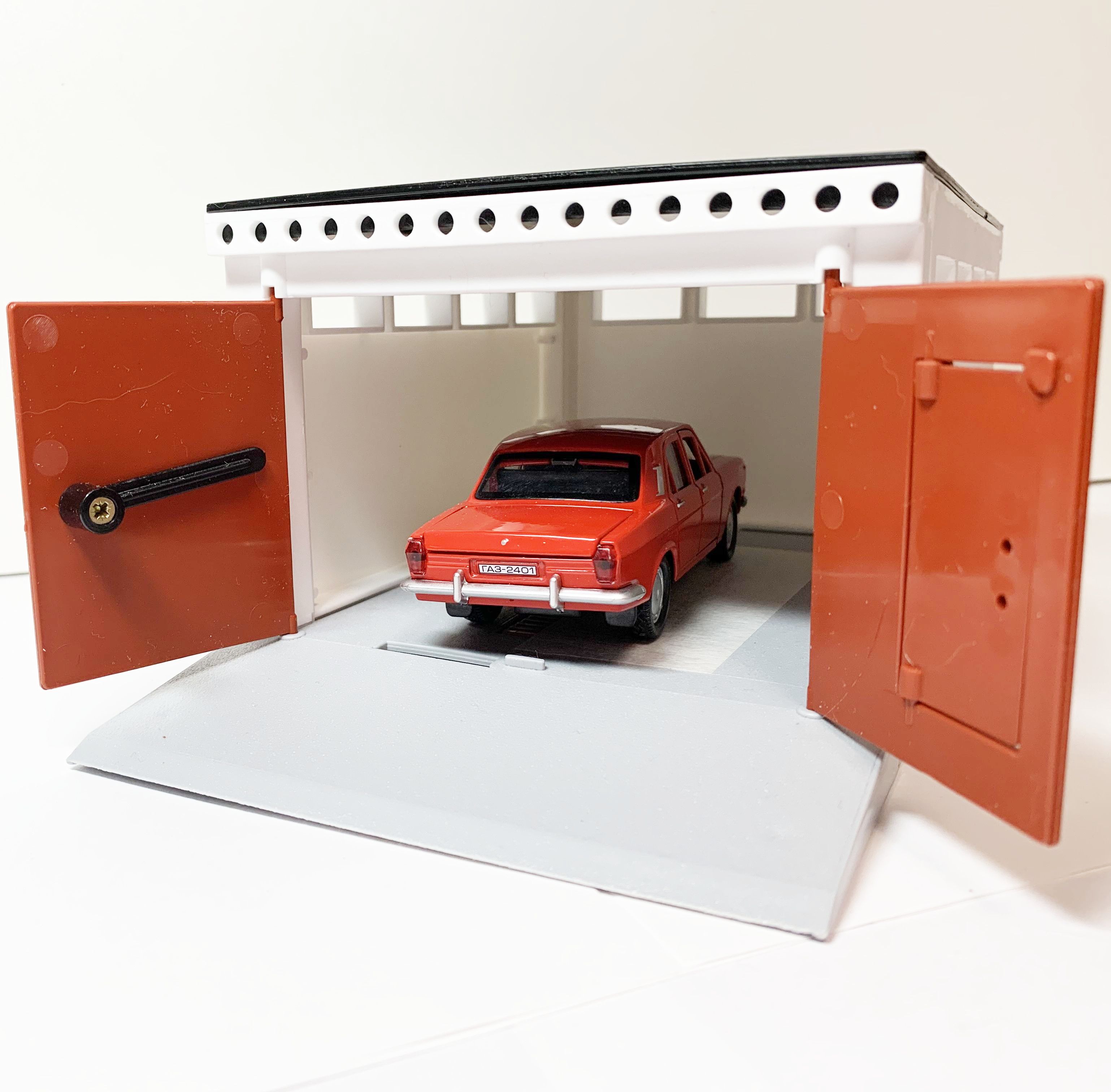 Игрушечный ретро гараж 21 см с распашными воротами и металлическая инерционная машинка Волга СССР с открывающимися дверями 12 см