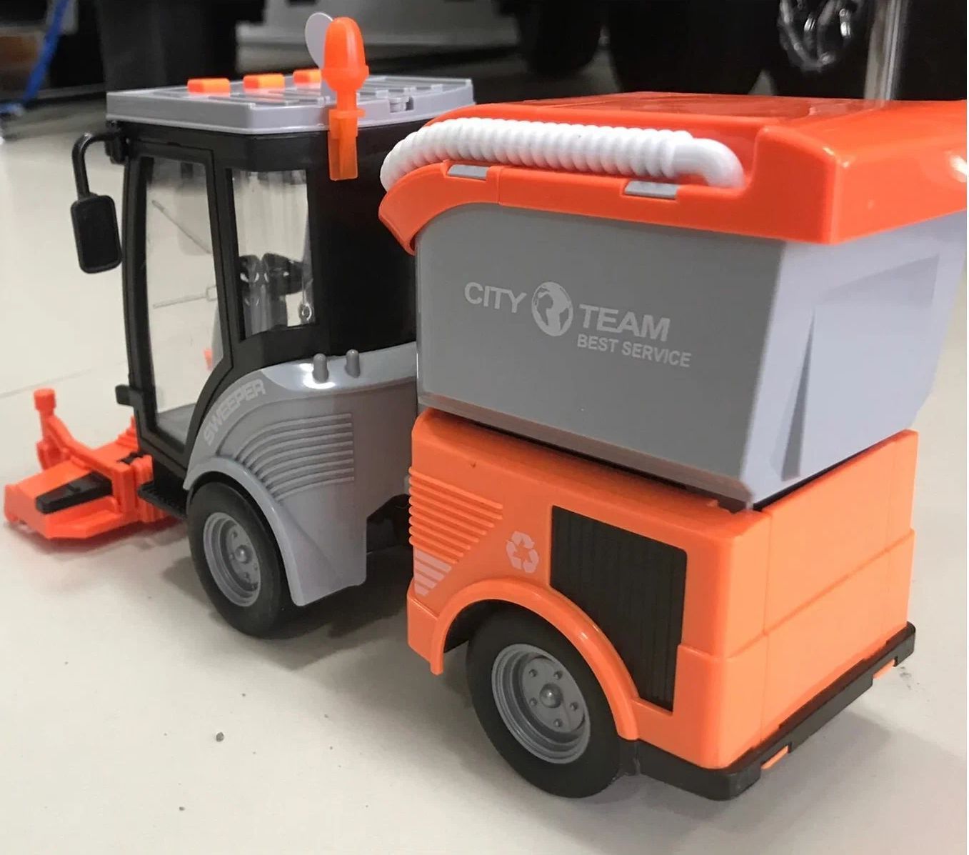 Игрушечная мусороуборочная коммунальная машинка свет, звук, инерция - 20 см