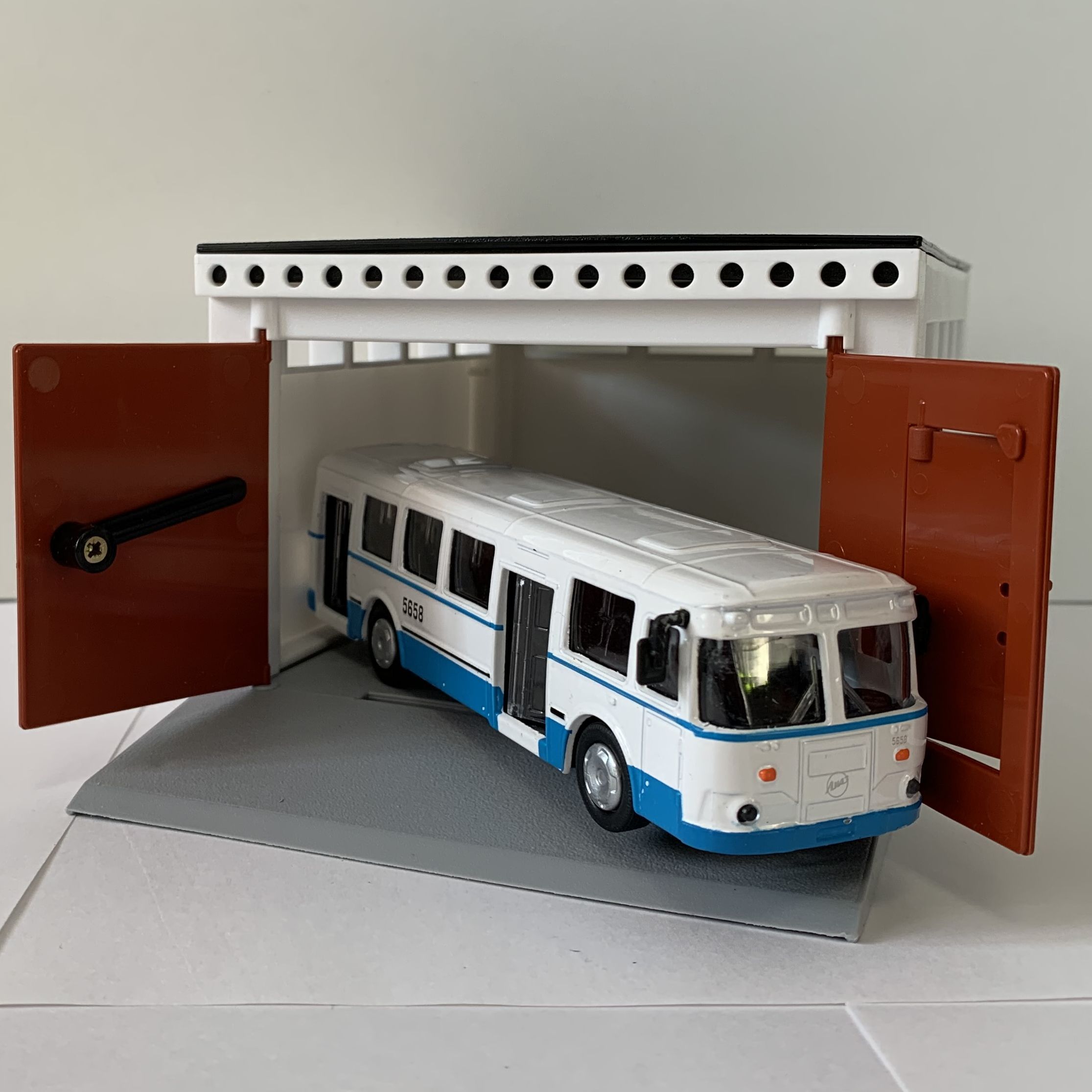 Детский разборный гараж с распашными воротами и металлический инерционный автобус ЛИАЗ 677