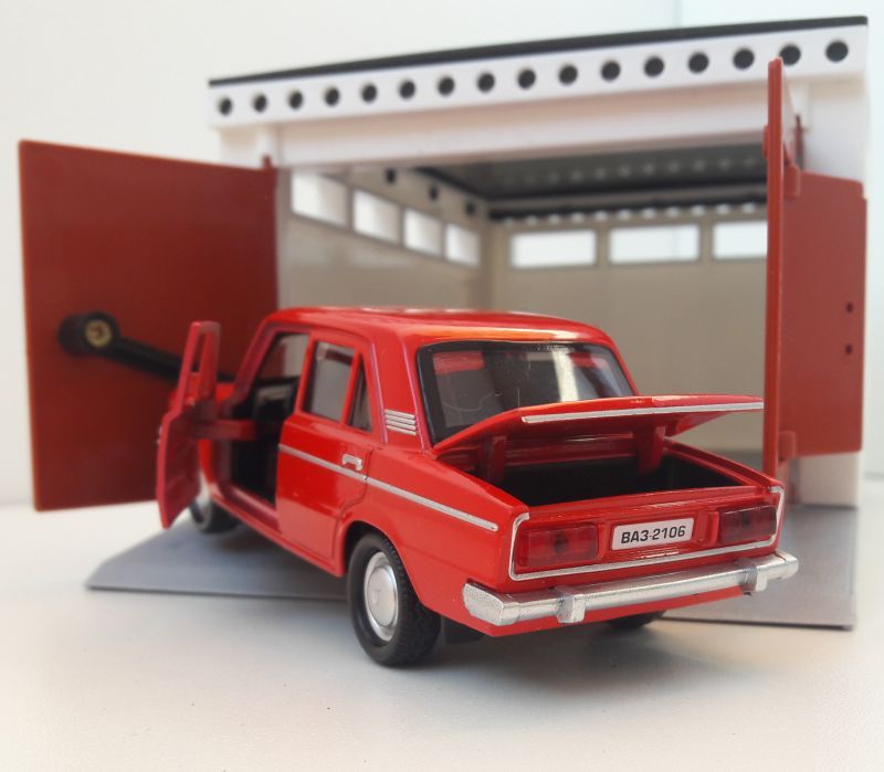 Гараж с распашными воротами и металлическая инерционная машинка ВАЗ 2106 с открывающимися дверями и багажником красная