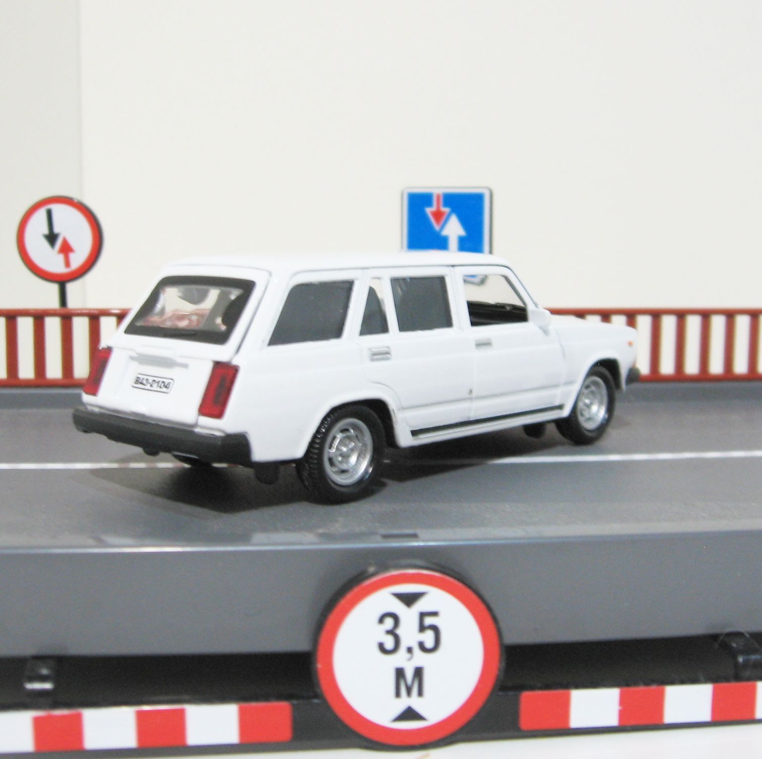 Металлическая инерционная машинка ЛАДА Классика универсал 2104 белая