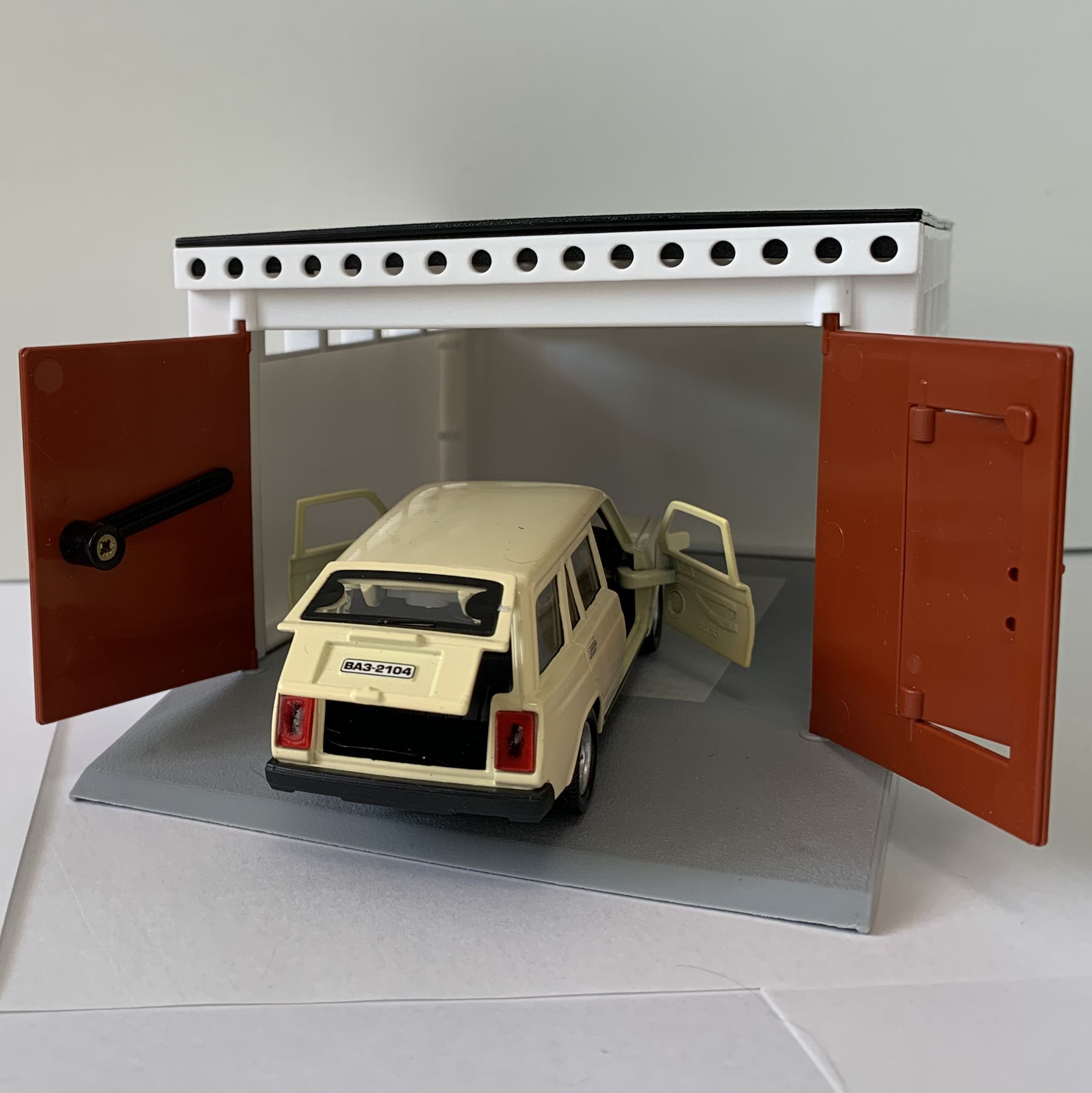 Игрушечный разборный гараж с распашными воротами 21 см и металлическая инерционная машинка 2104 с открывающимися дверями 12 см-бежевая