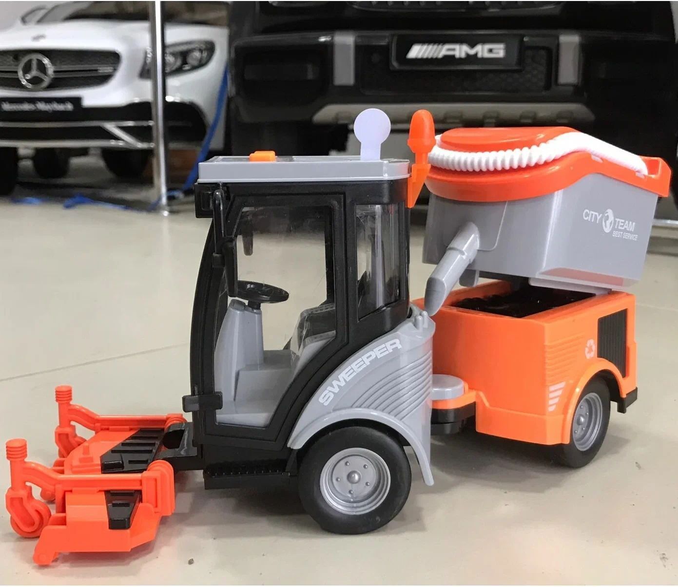 Игрушечная мусороуборочная коммунальная машинка свет, звук, инерция - 20 см