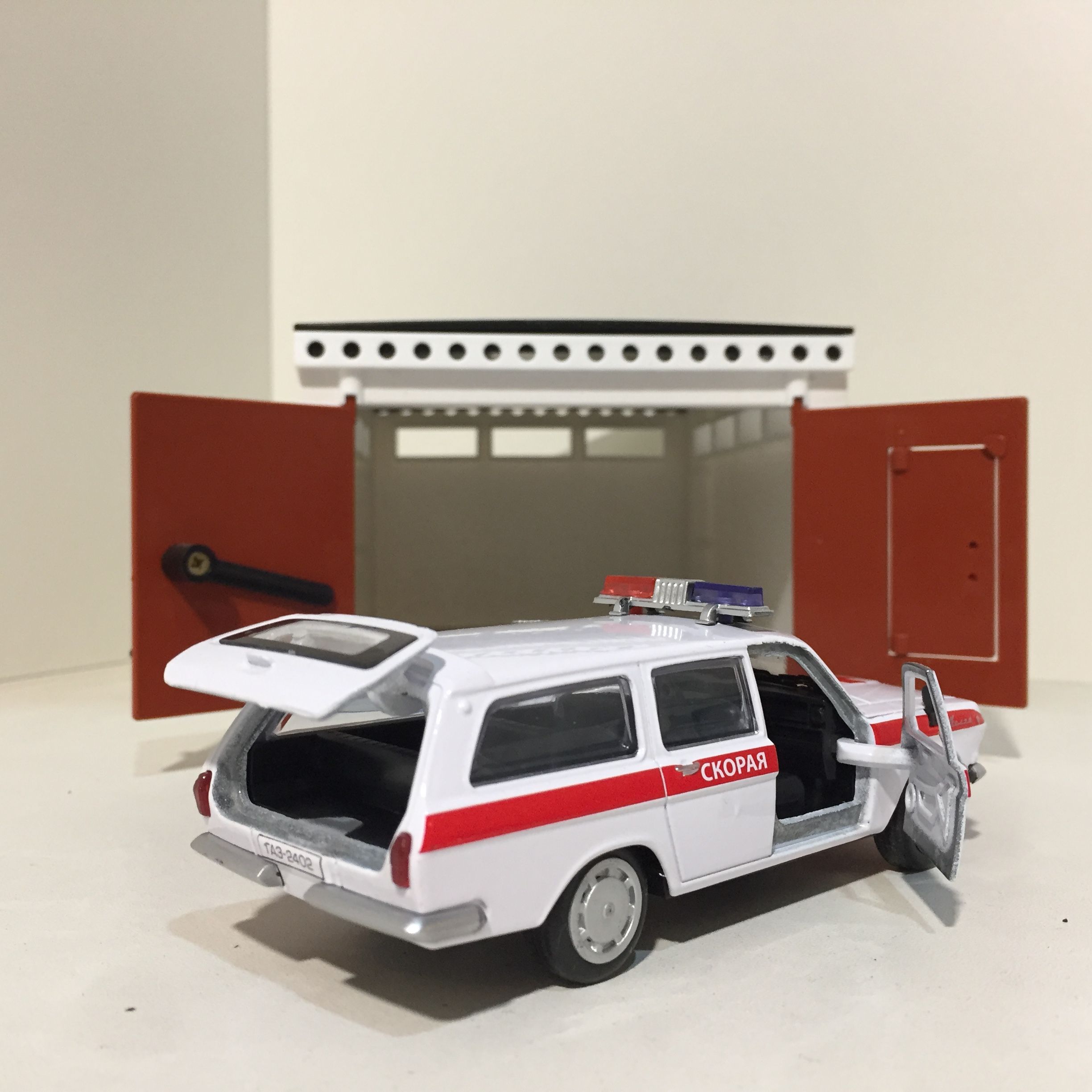 Гараж распашной и машинка скорая помощь Волга 2402 - звук, металл, инерция, открытие дверей, багажника