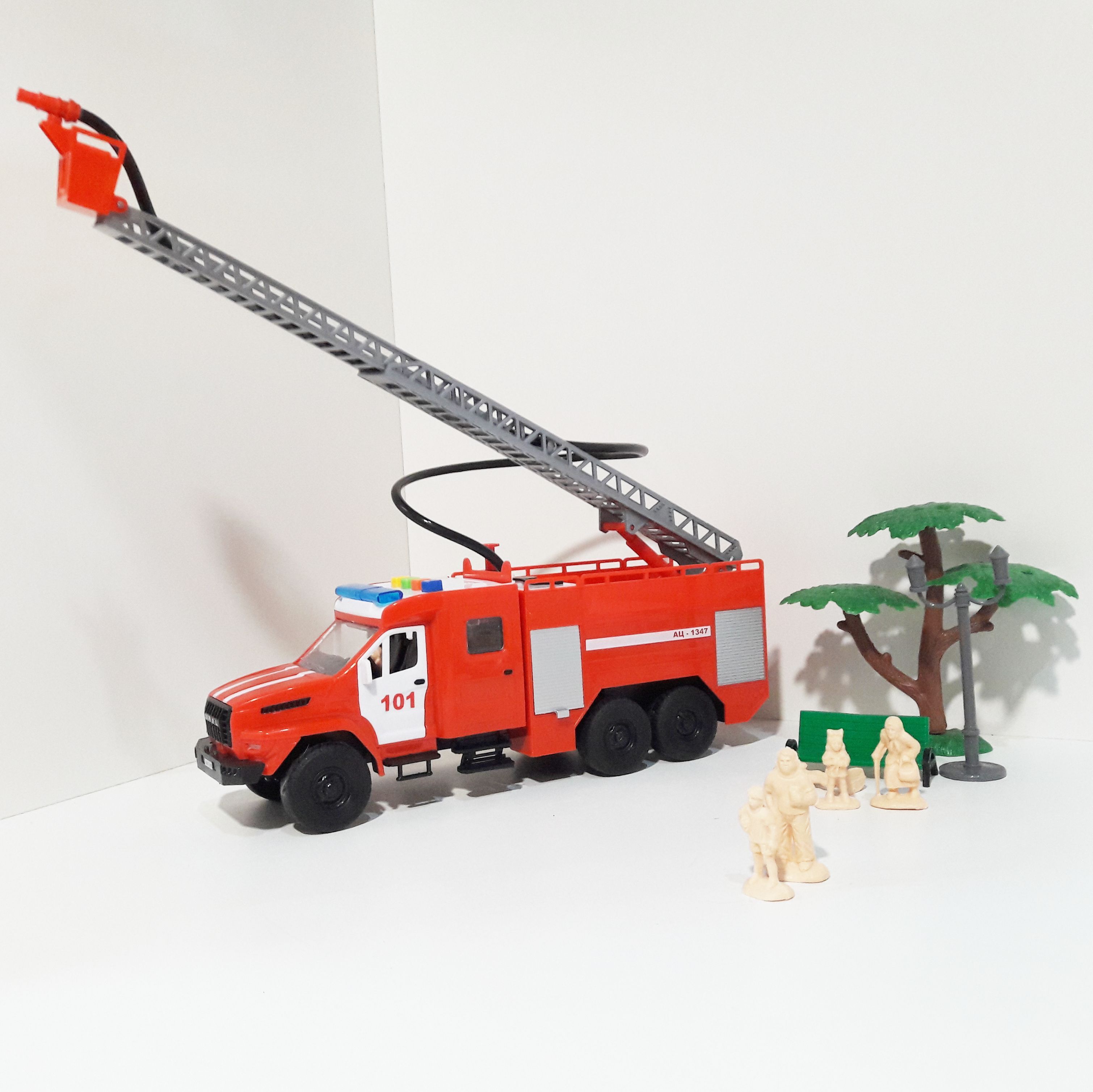 Пожарная машина 28 см с водой, насосом, цистерной и 6-ю фигурками людей -свет, звук, инерция