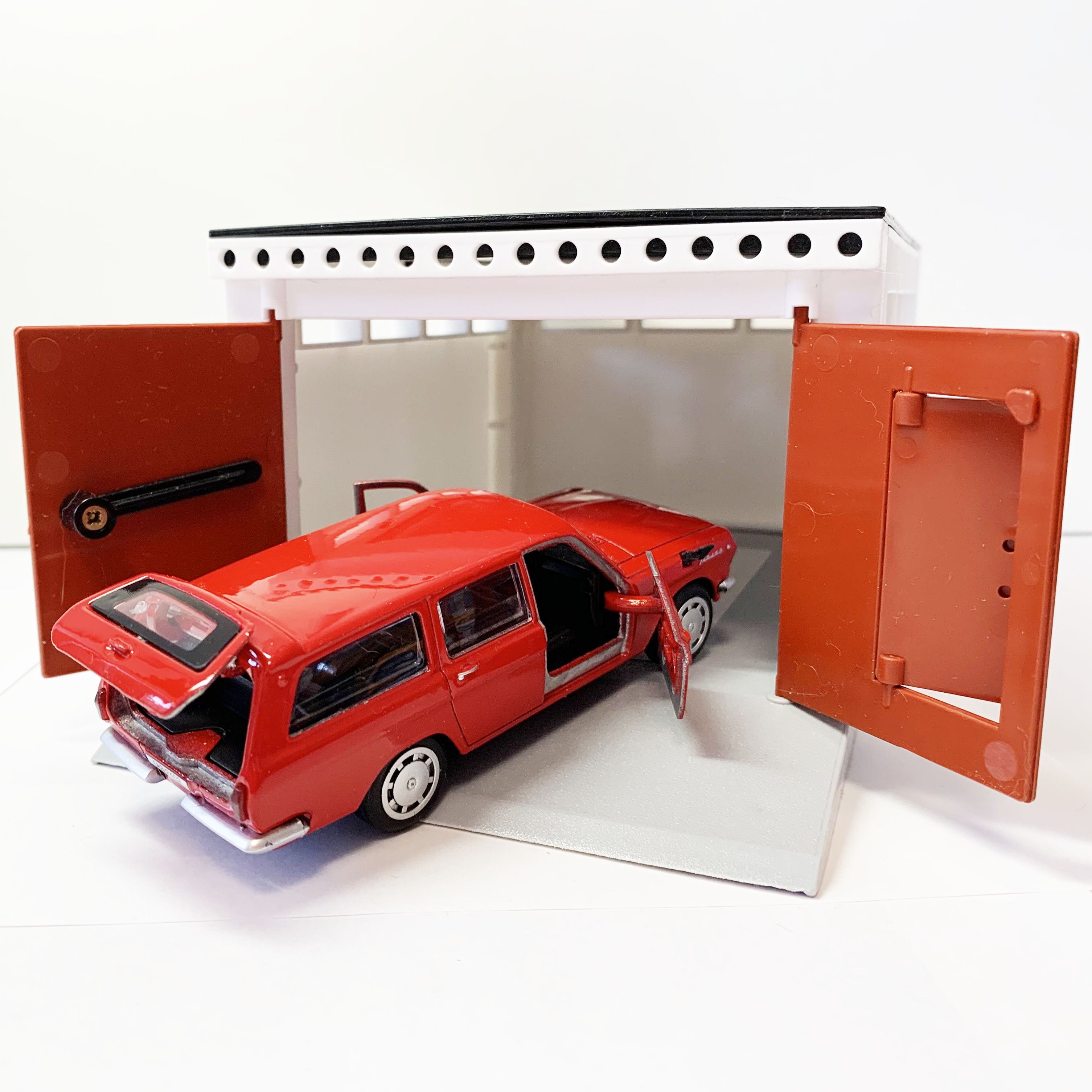 Гараж с распашными воротами и металлическая инерционная машинка Волга универсал 2402 с открывающимися дверями 12 см - красная