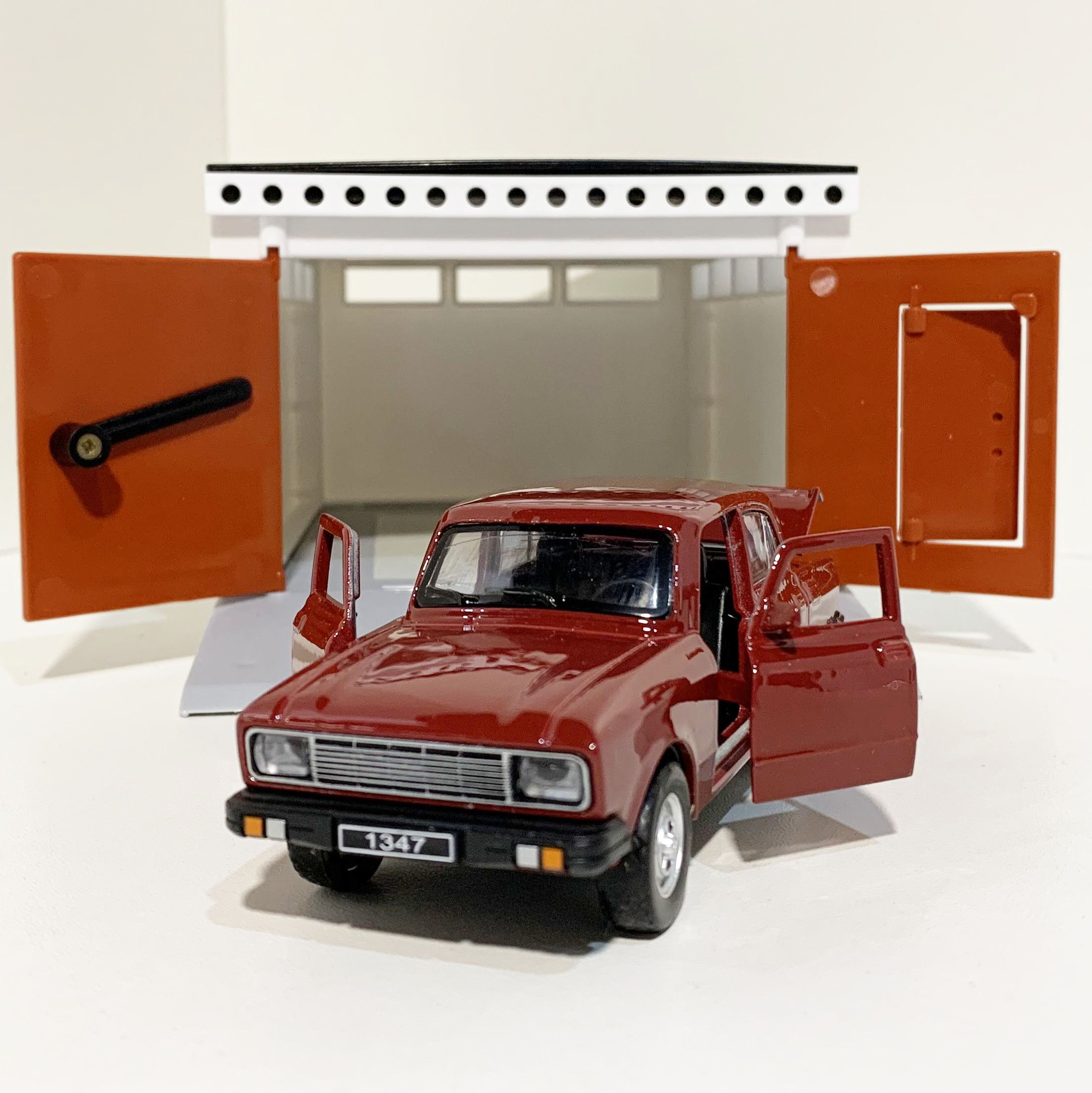 Гараж с распашными воротами и металлическая машинка модель Москвич-2140sl инерция, 2 откр. двери и багажник - вишневый