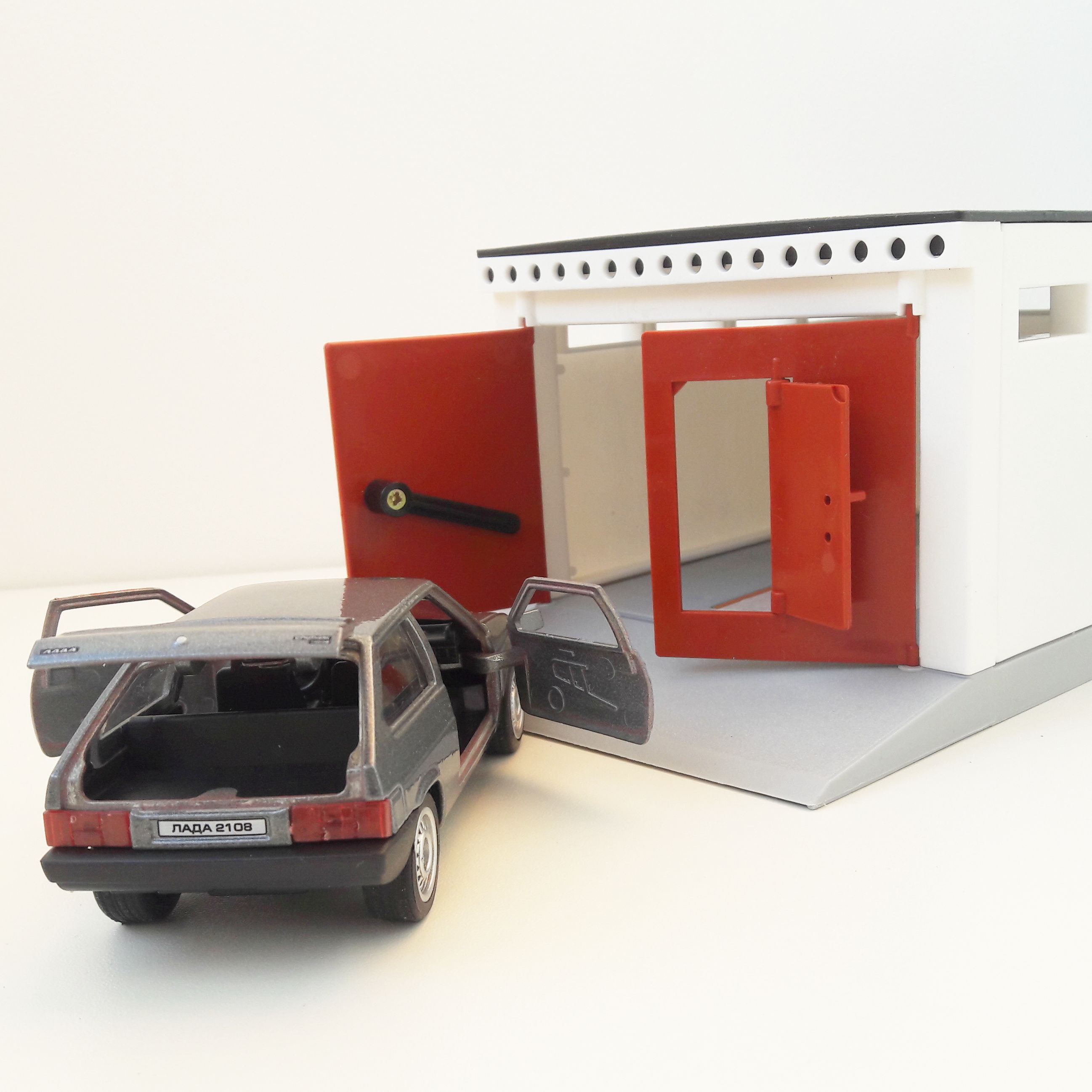 Гараж разборный и металлическая машинка 12 см с инерционным механизмом и открывающимися дверями серая