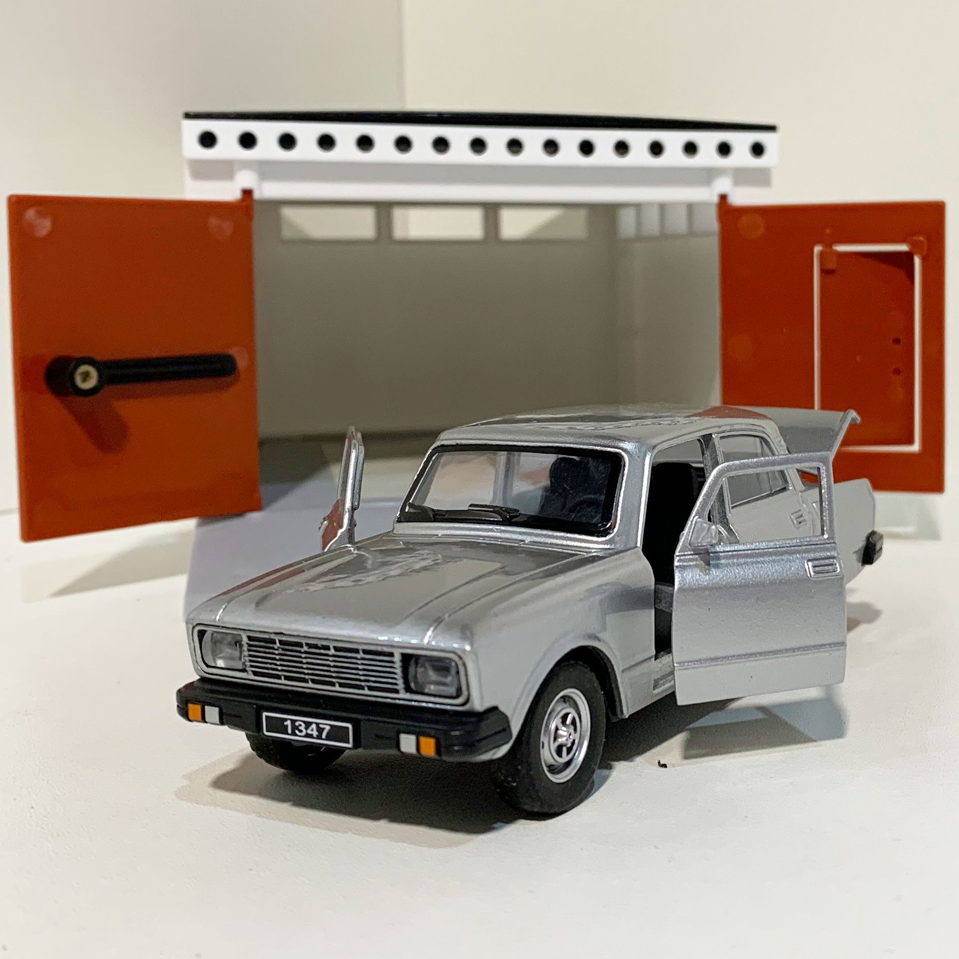 Гараж с распашными воротами и металлическая машинка 12 см модель Москвич-2140sl инерция, 2 откр. двери и багажник - серебристый