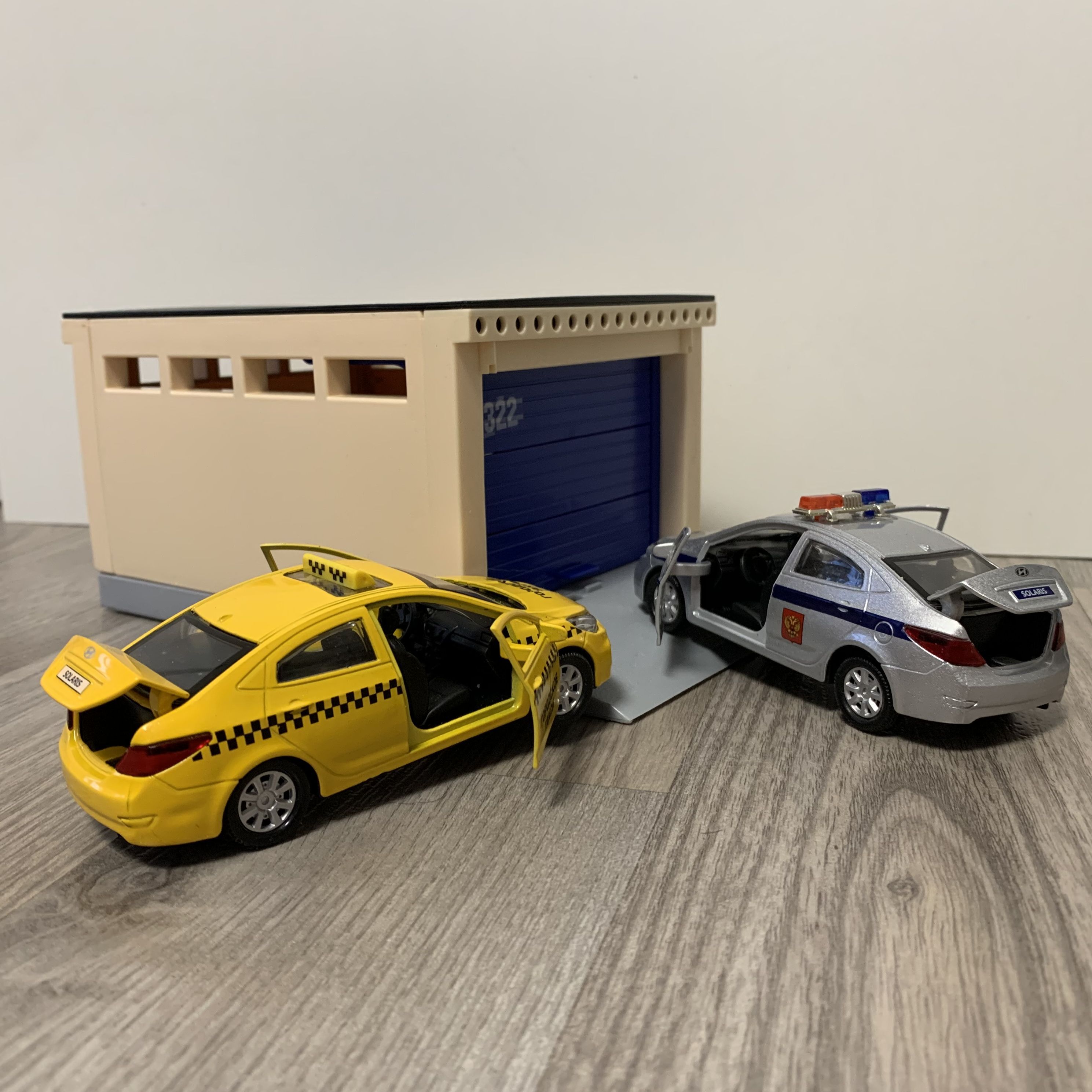 Разборный гараж с подъемными воротами на 2 машинки и 2 металлические инерционные машины 12 см с открывающимися дверями