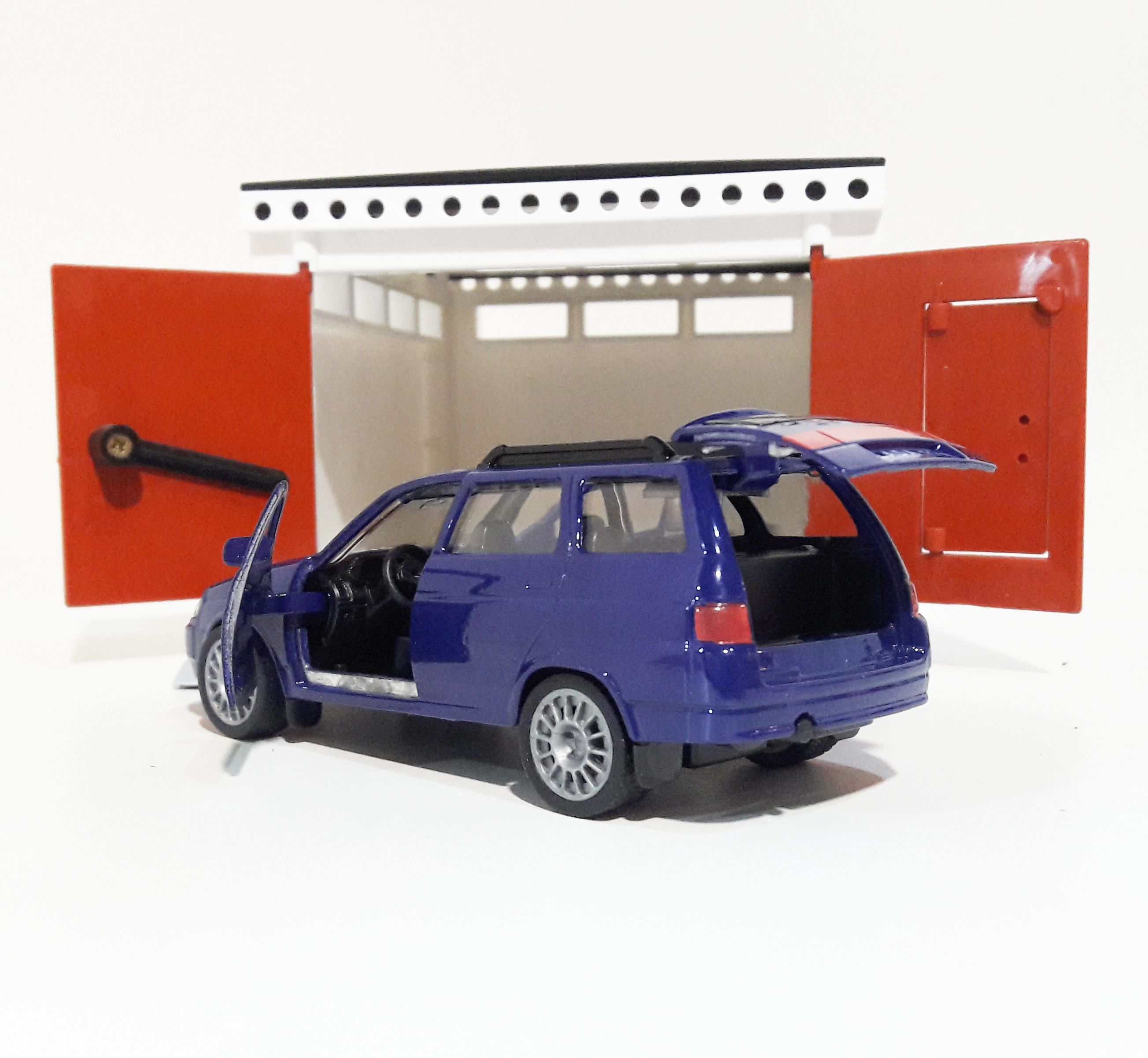 Гараж с распашными воротами и металлическая машинка универсал 2111 инерция, открывающиеся двери и багажник синяя
