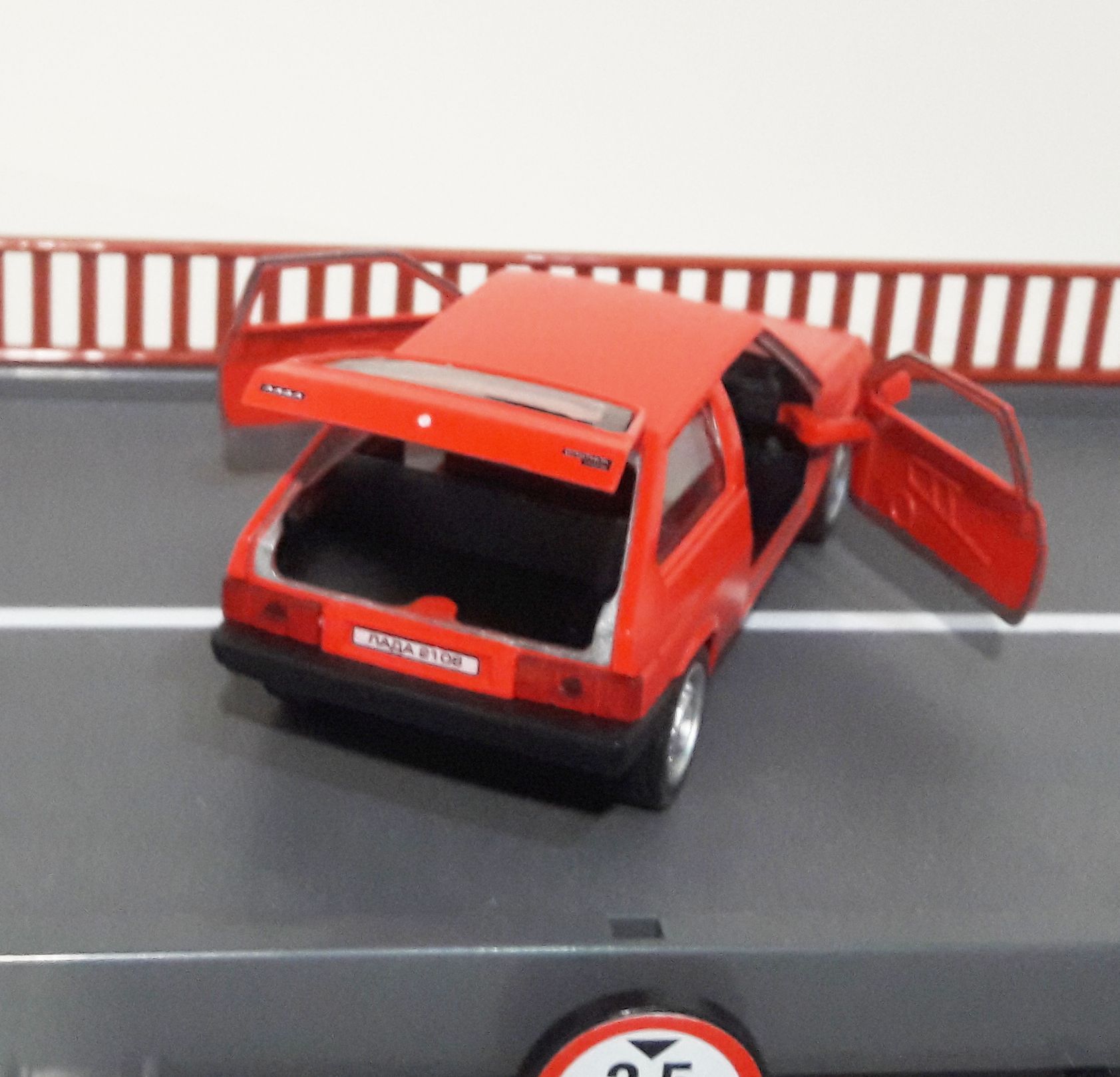 Металлическая инерционная машинка ЛАДА 2108 красная