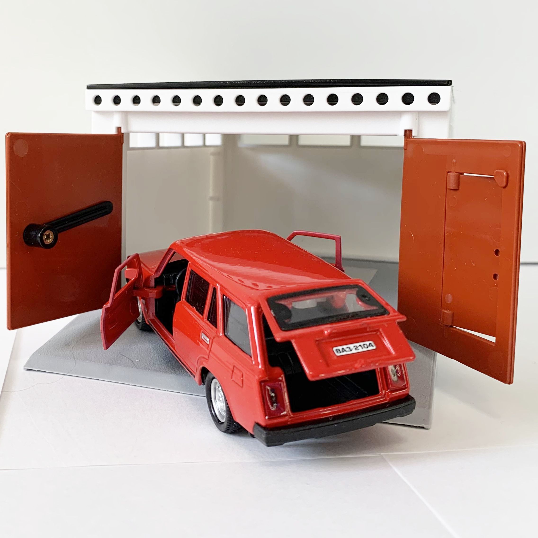 Игрушка гараж с распашными воротами 21 см - 12 см машинка 2104 металл, инерция, 2 открывающиеся двери и багажник - красная