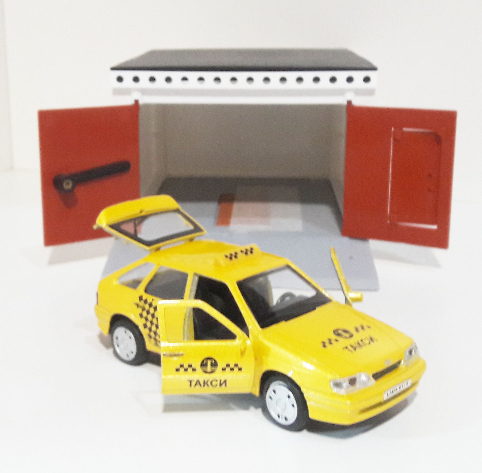 Гараж с распашными воротами и металлическая инерционная машинка ВАЗ 2114 с открывающимися дверями и багажником такси