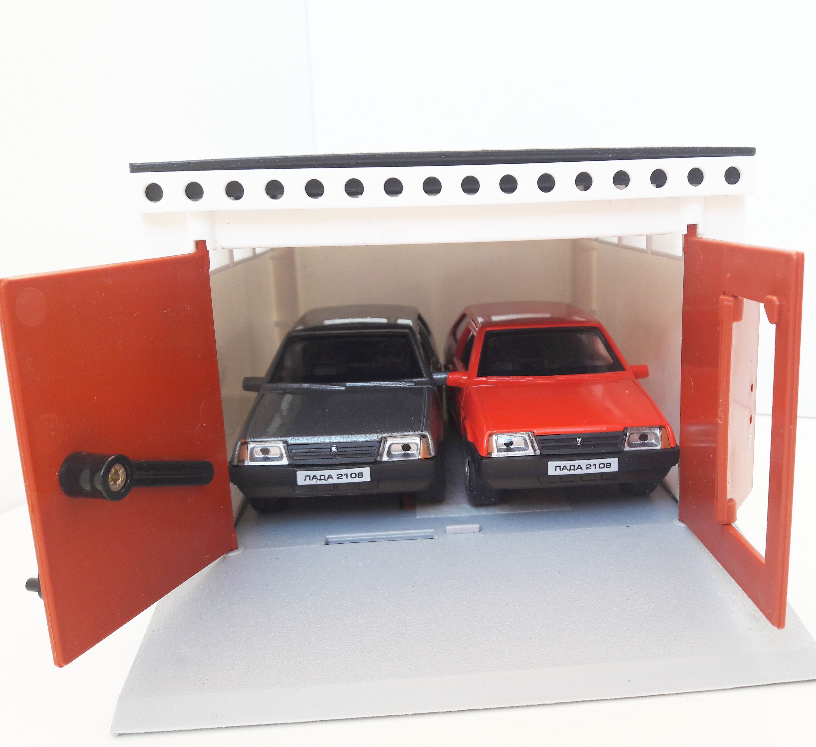 Гараж разборный и металлическая машинка 12 см с инерционным механизмом и открывающимися дверями серая