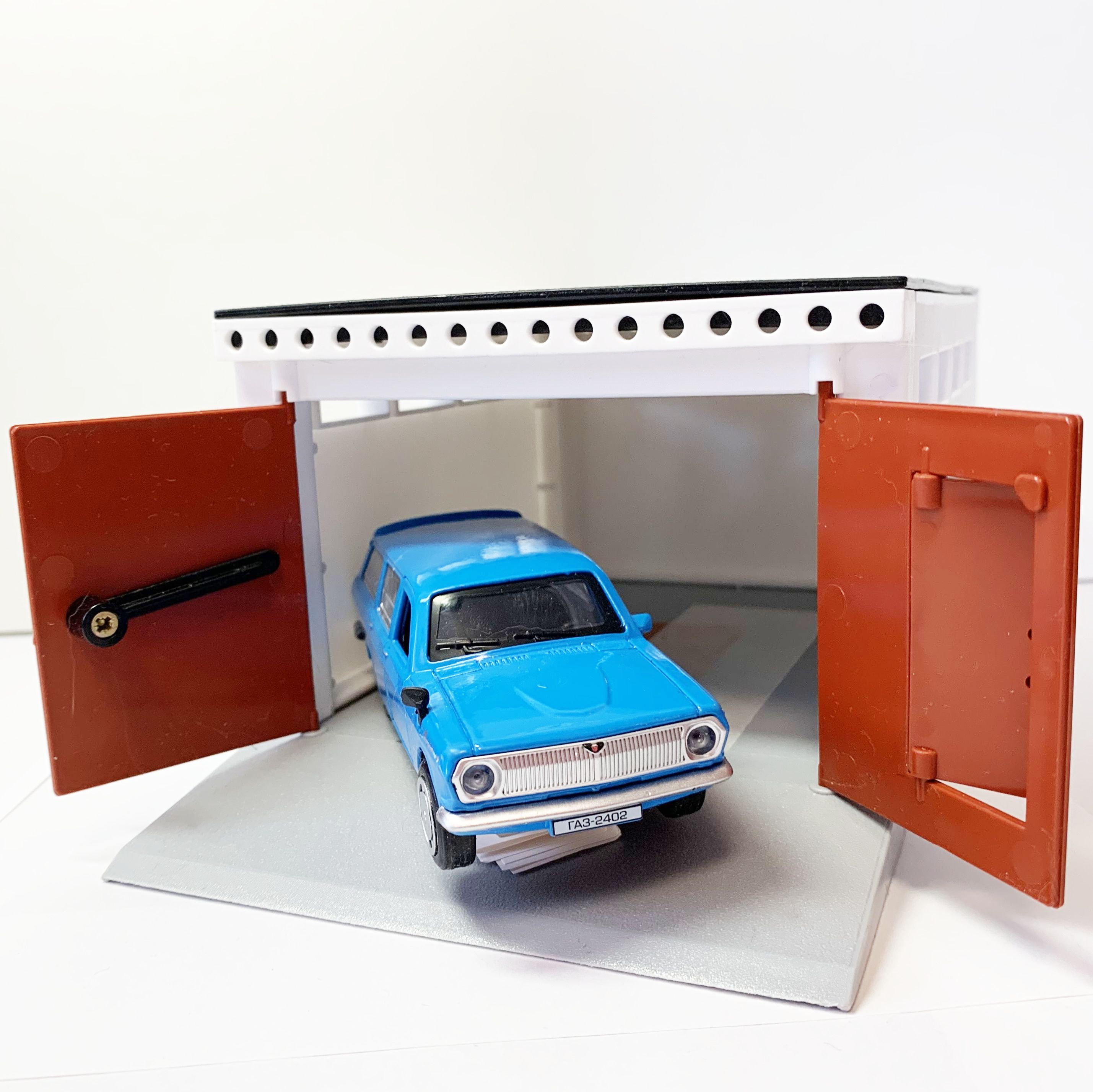 Гараж с распашными воротами и металлическая инерционная машинка Волга универсал 2402 с открывающимися дверями 12 см - голубая