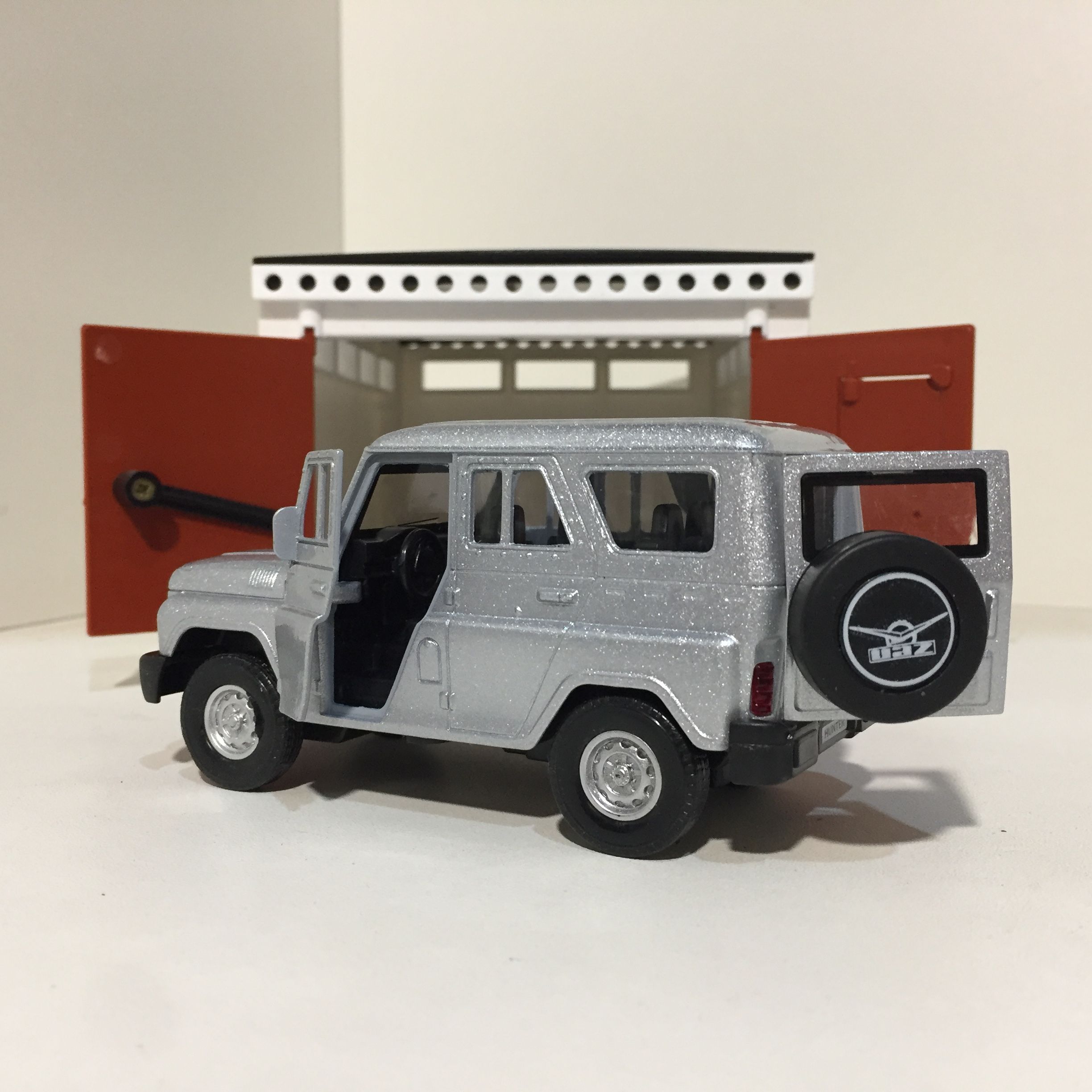 Гараж с распашными воротами - УАЗ Хантер серебристый - металл, инерция, открытие дверей, багажника