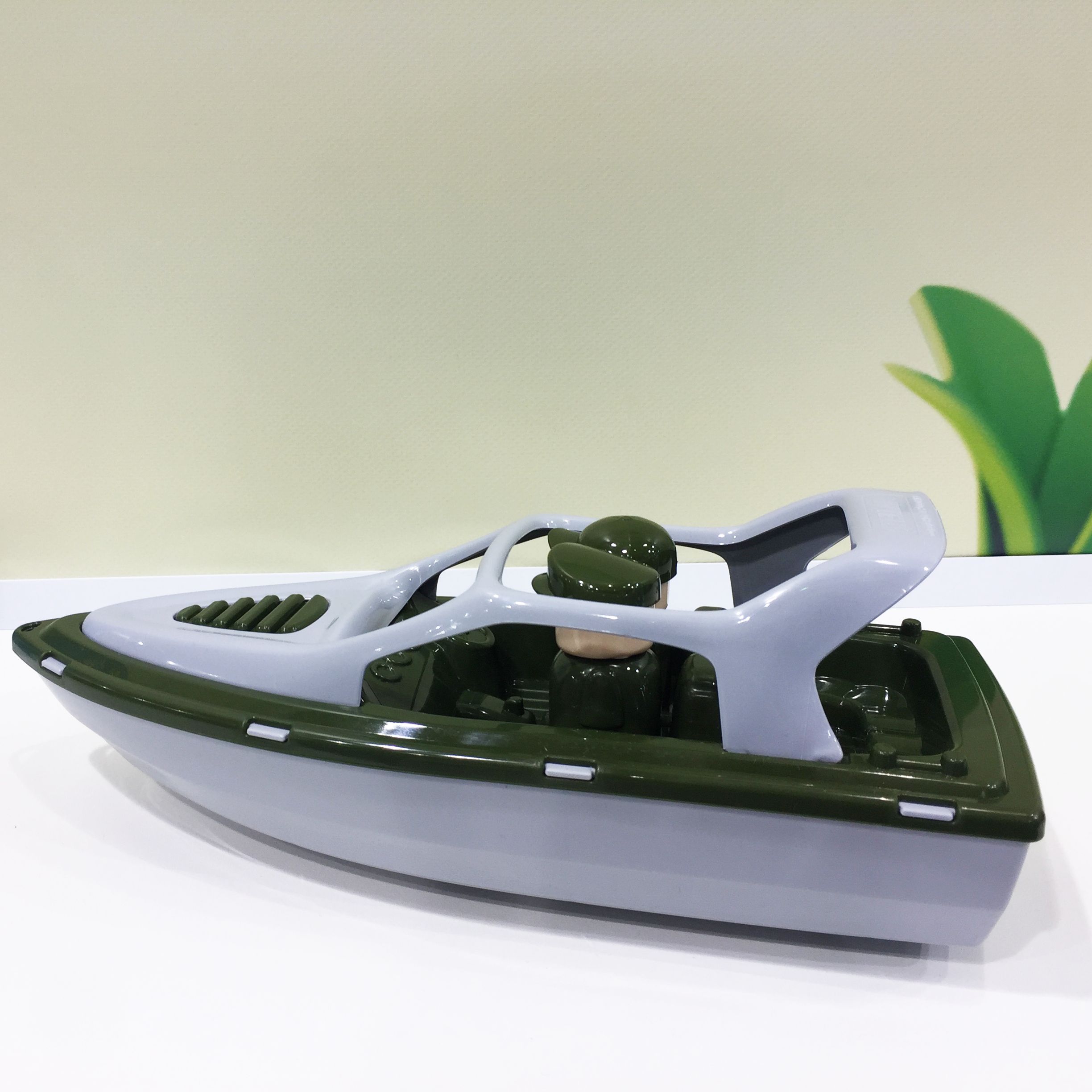 Игрушечный военный катер 28 см с 2-мя человечками - для купания в ванной