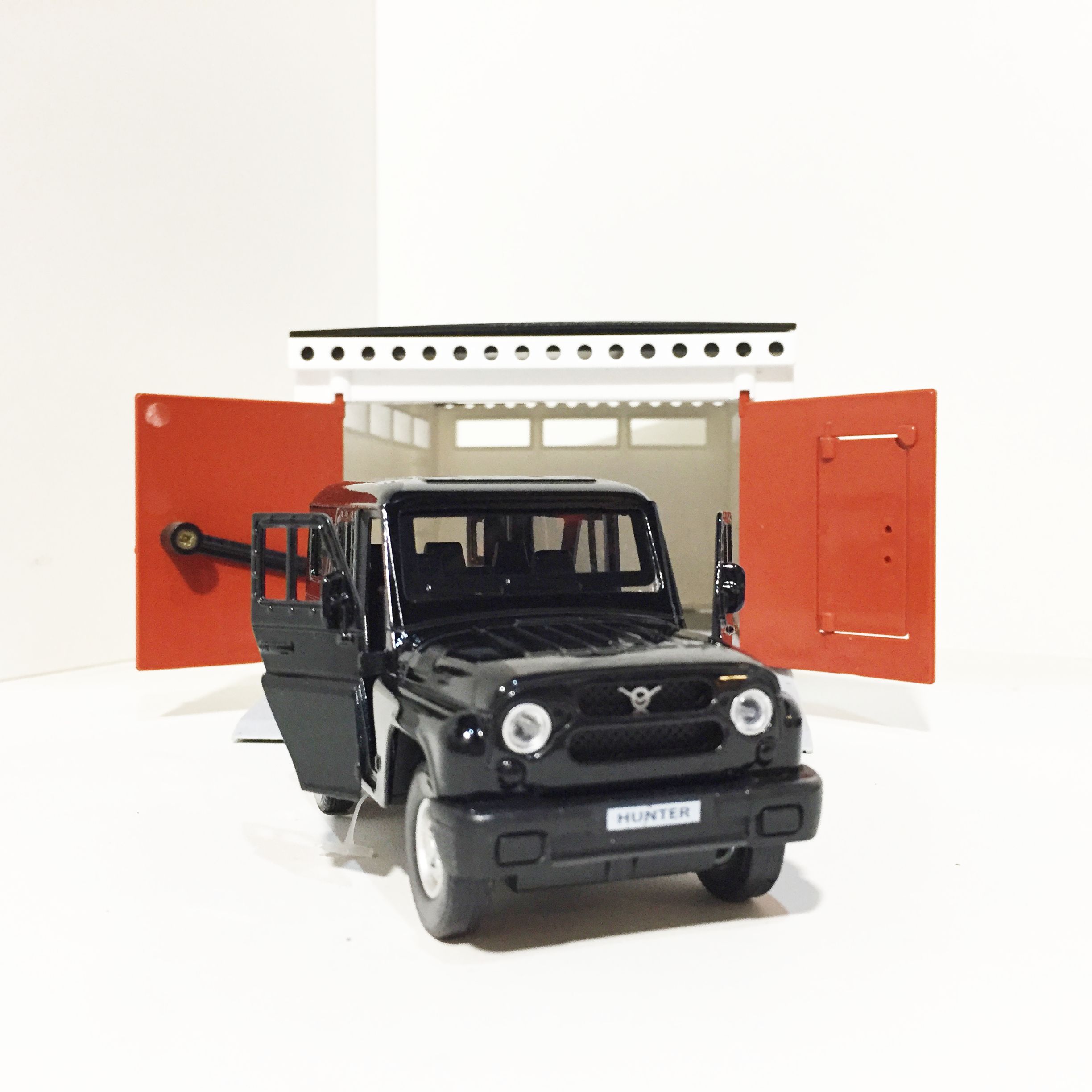 Гараж с распашными воротами - УАЗ Хантер черный - металл, инерция, открытие дверей, багажника