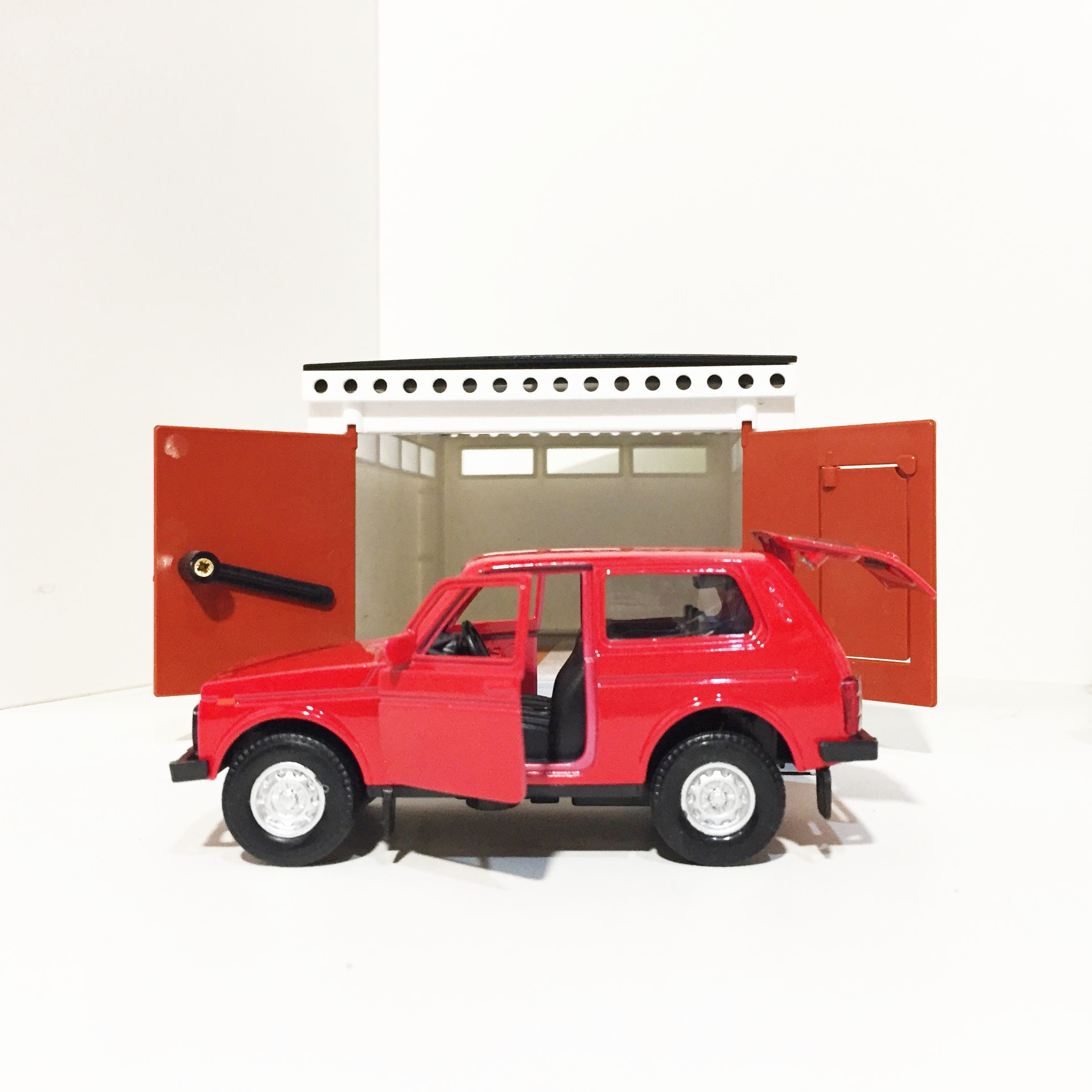 Гараж с распашными воротами - Lada Niva 2121 красная - металл, инерция, открытие дверей, багажника