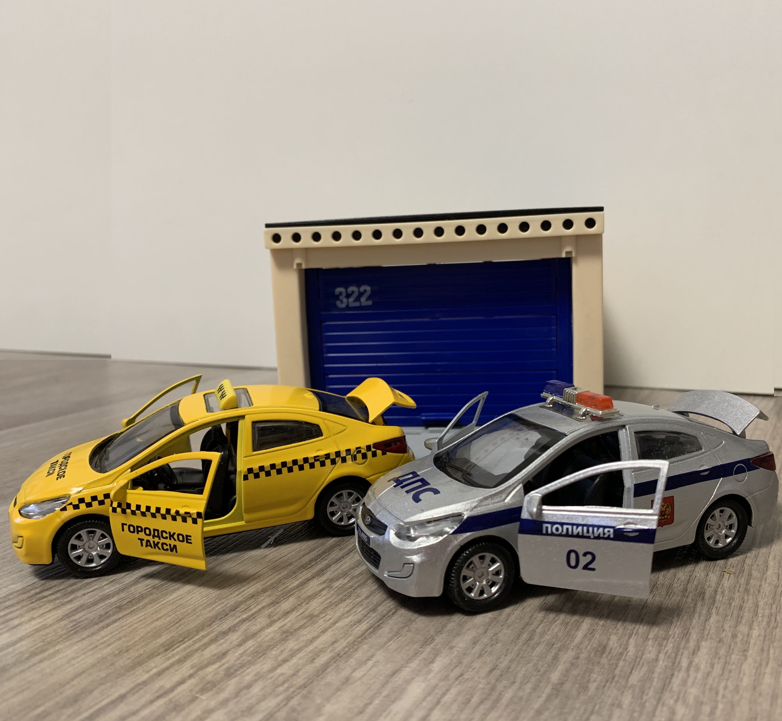 Разборный гараж с подъемными воротами на 2 машинки и 2 металлические инерционные машины 12 см с открывающимися дверями