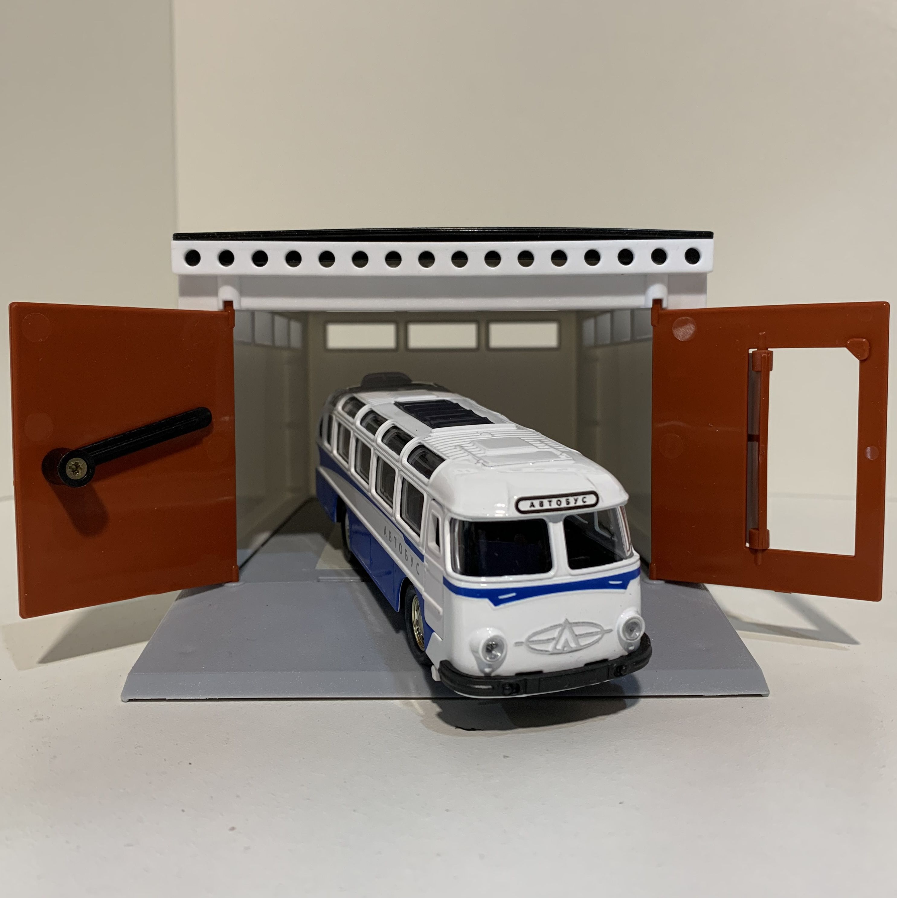 Детский гараж с распашными воротами и металлический инерционный ретро автобус ЛАЗ 695 голубой