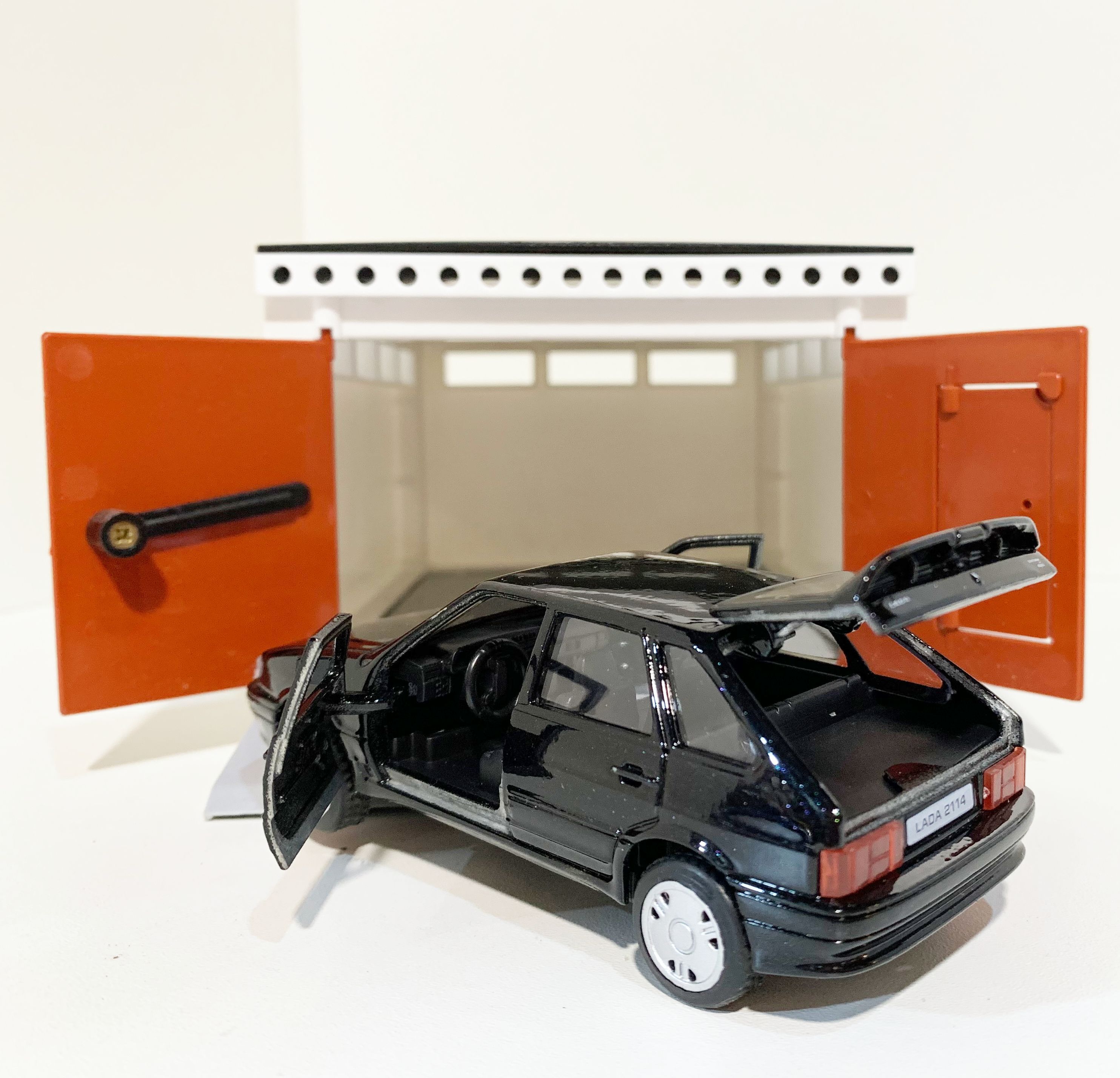 Гараж с распашными воротами и металлическая инерционная машинка ВАЗ 2114 с открывающимися дверями и багажником черная